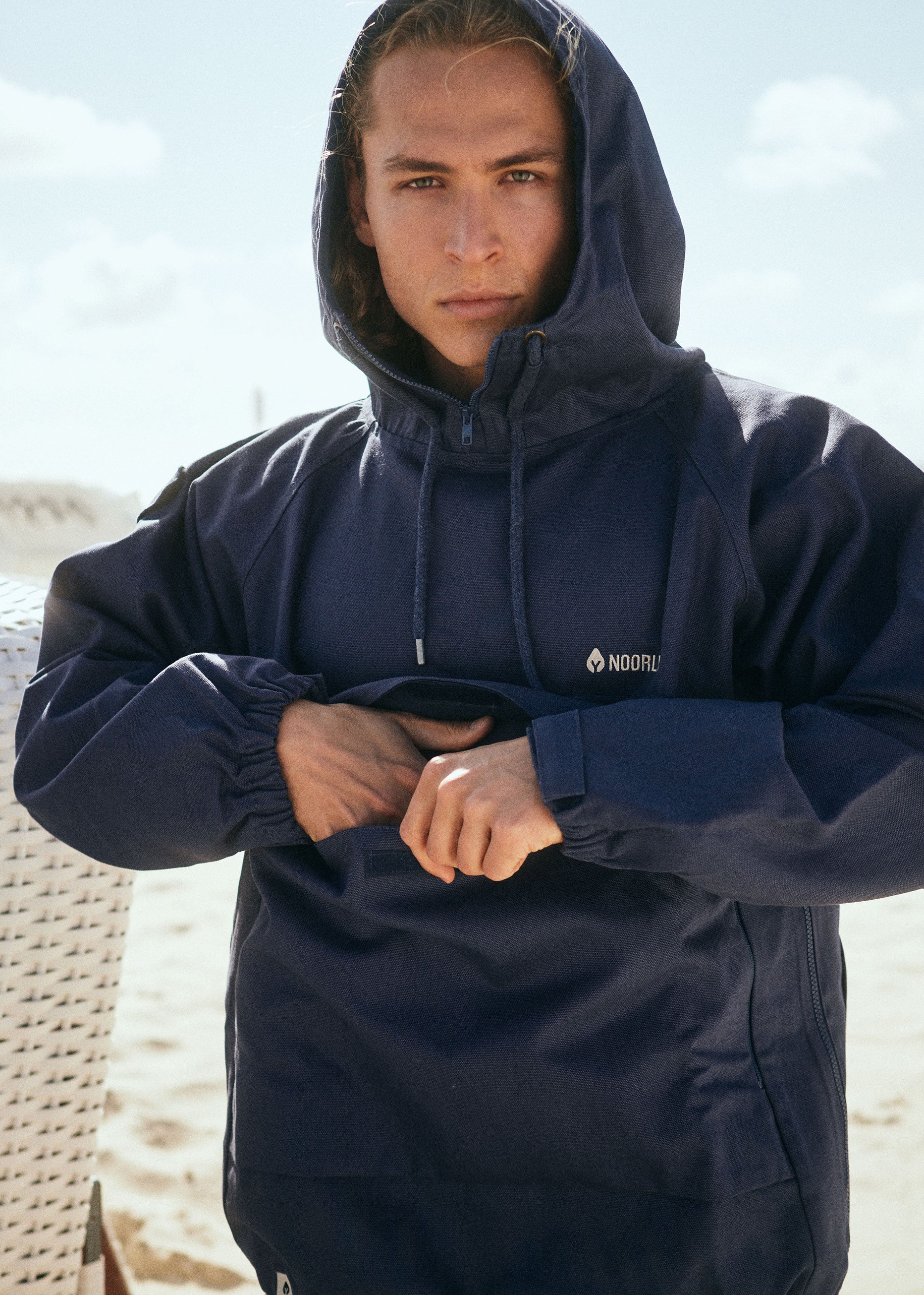 Unser Model Leander ist <strong>190 cm</strong> groß und trägt <strong>Größe L</strong>.#