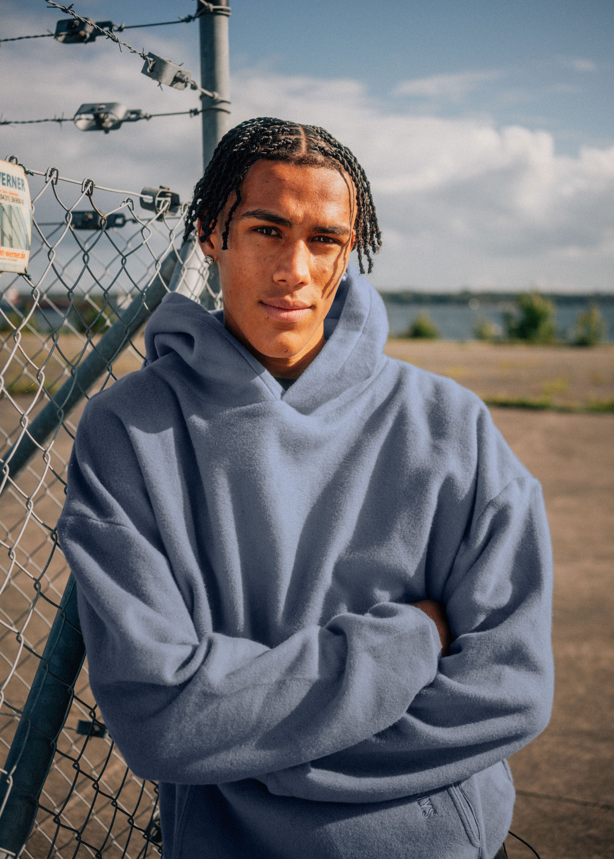 Unser Model CJ ist <strong>187 cm</strong> groß und trägt <strong>Größe L</strong>.#