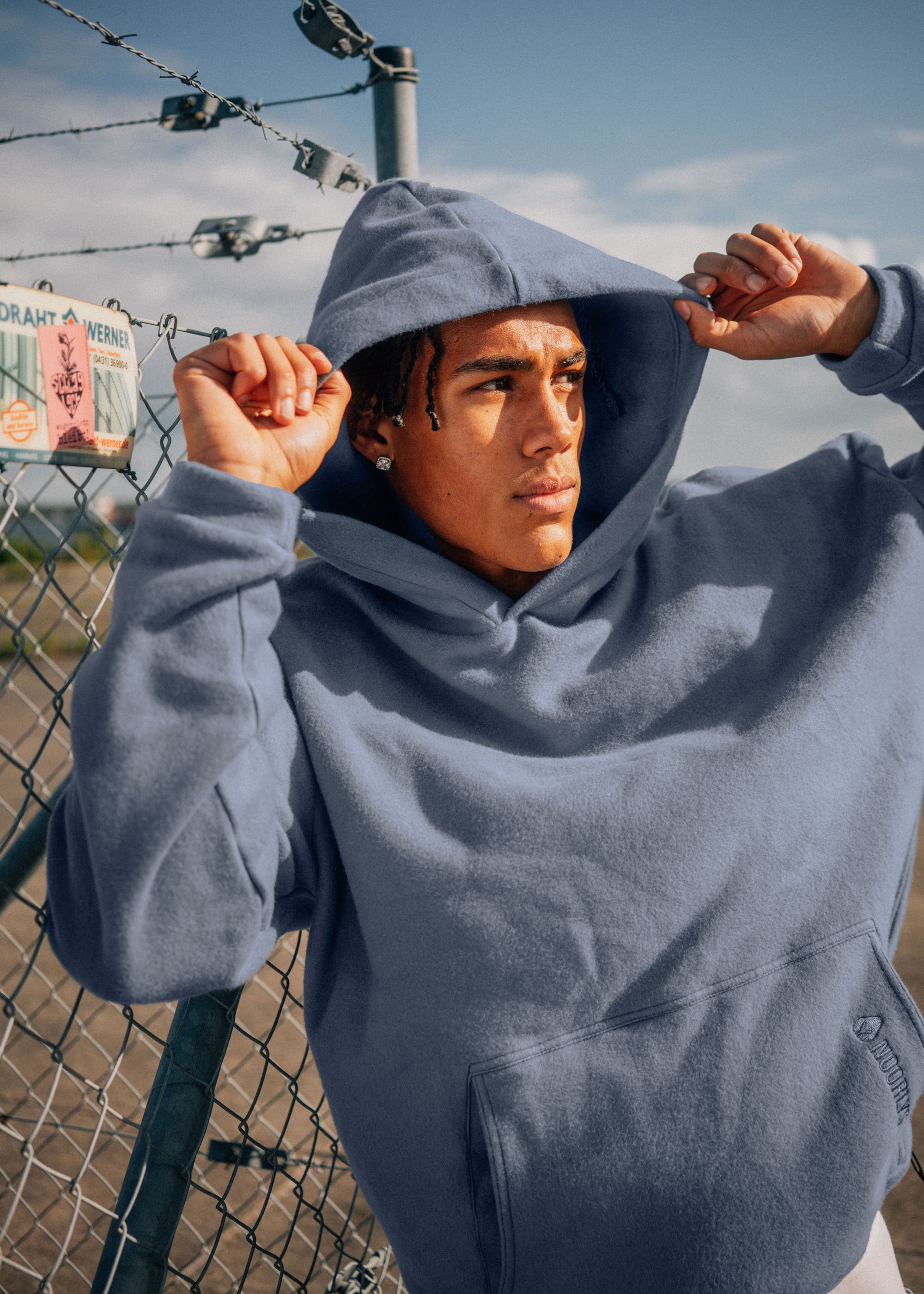 Unser Model CJ ist <strong>187 cm</strong> groß und trägt <strong>Größe L</strong>.#