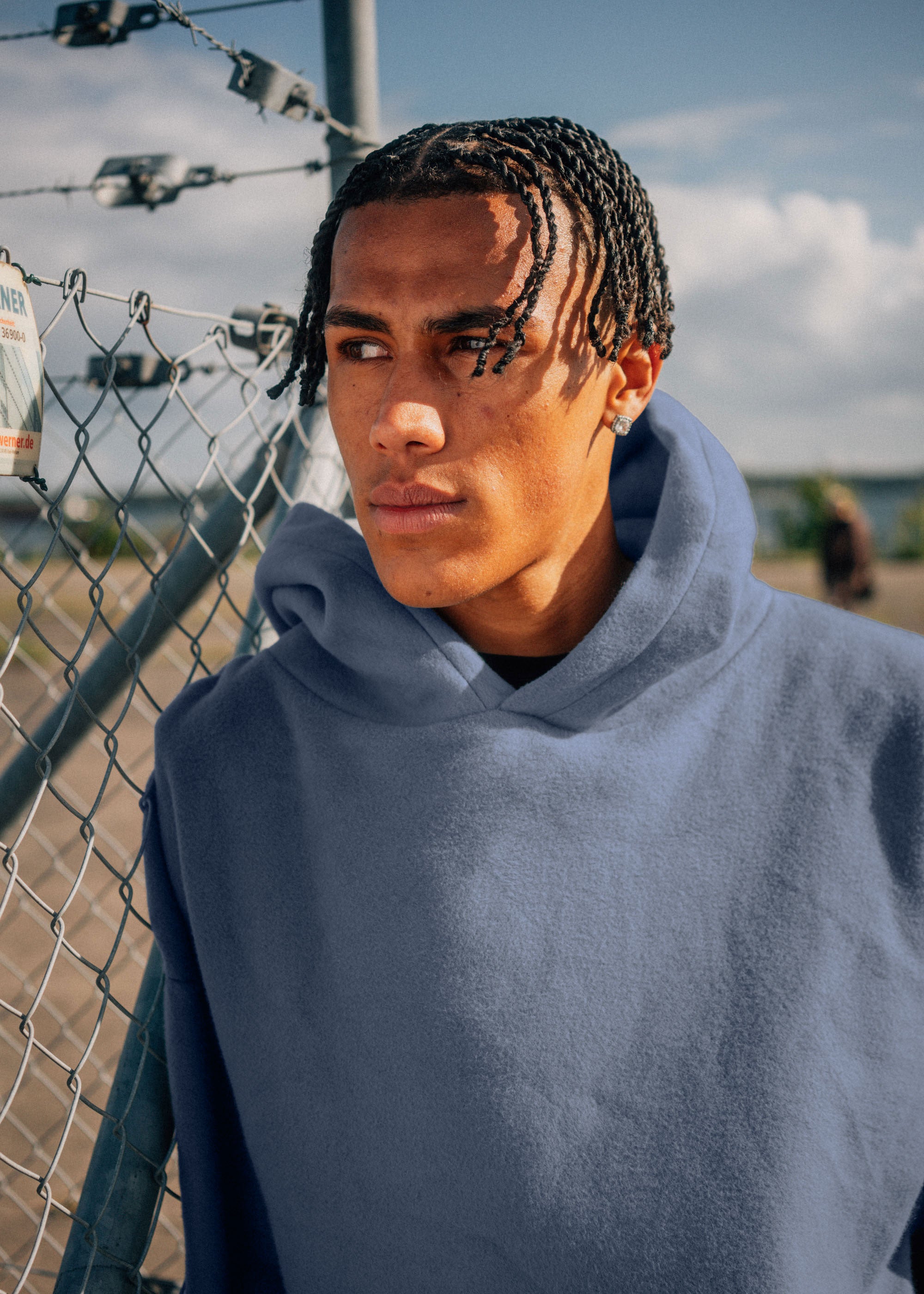 Unser Model CJ ist <strong>187 cm</strong> groß und trägt <strong>Größe L</strong>.#