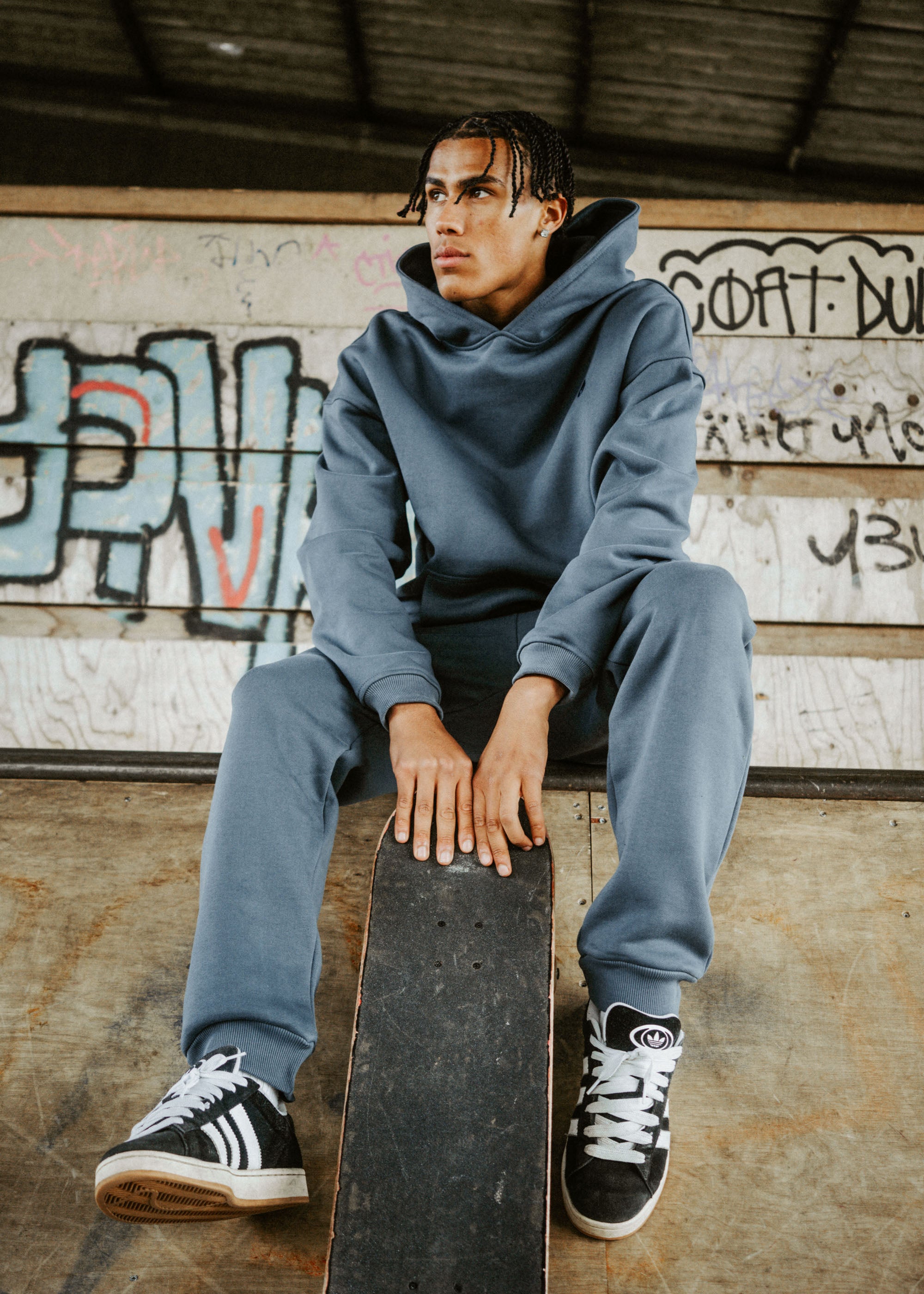 Unser Model CJ ist <strong>187 cm</strong> groß und trägt <strong>Größe L</strong>.#