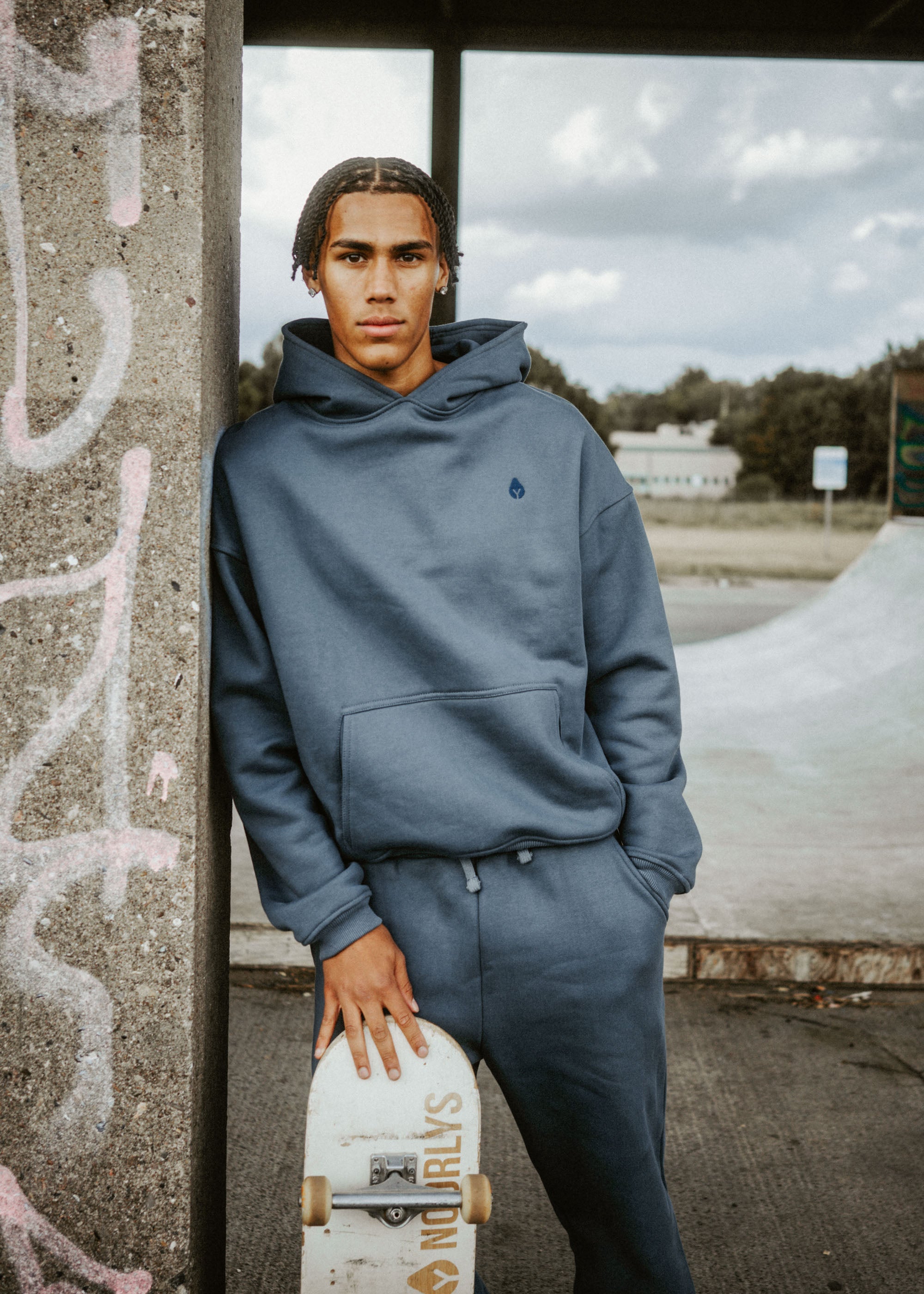 Unser Model CJ ist <strong>187 cm</strong> groß und trägt <strong>Größe L</strong>.#