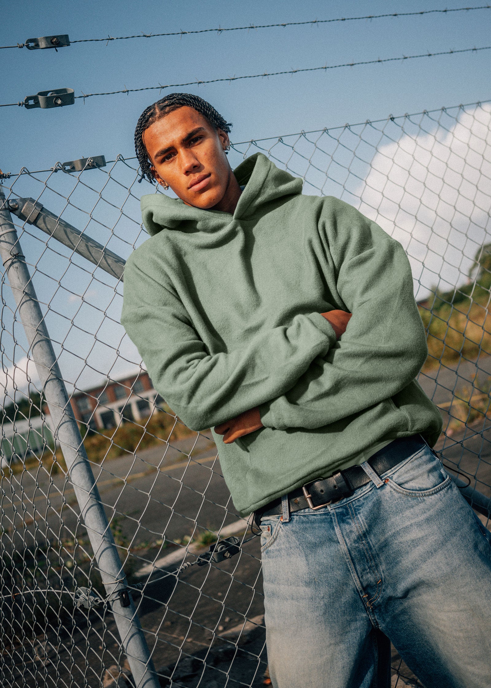 Unser Model CJ ist <strong>187 cm</strong> groß und trägt <strong>Größe L</strong>.#