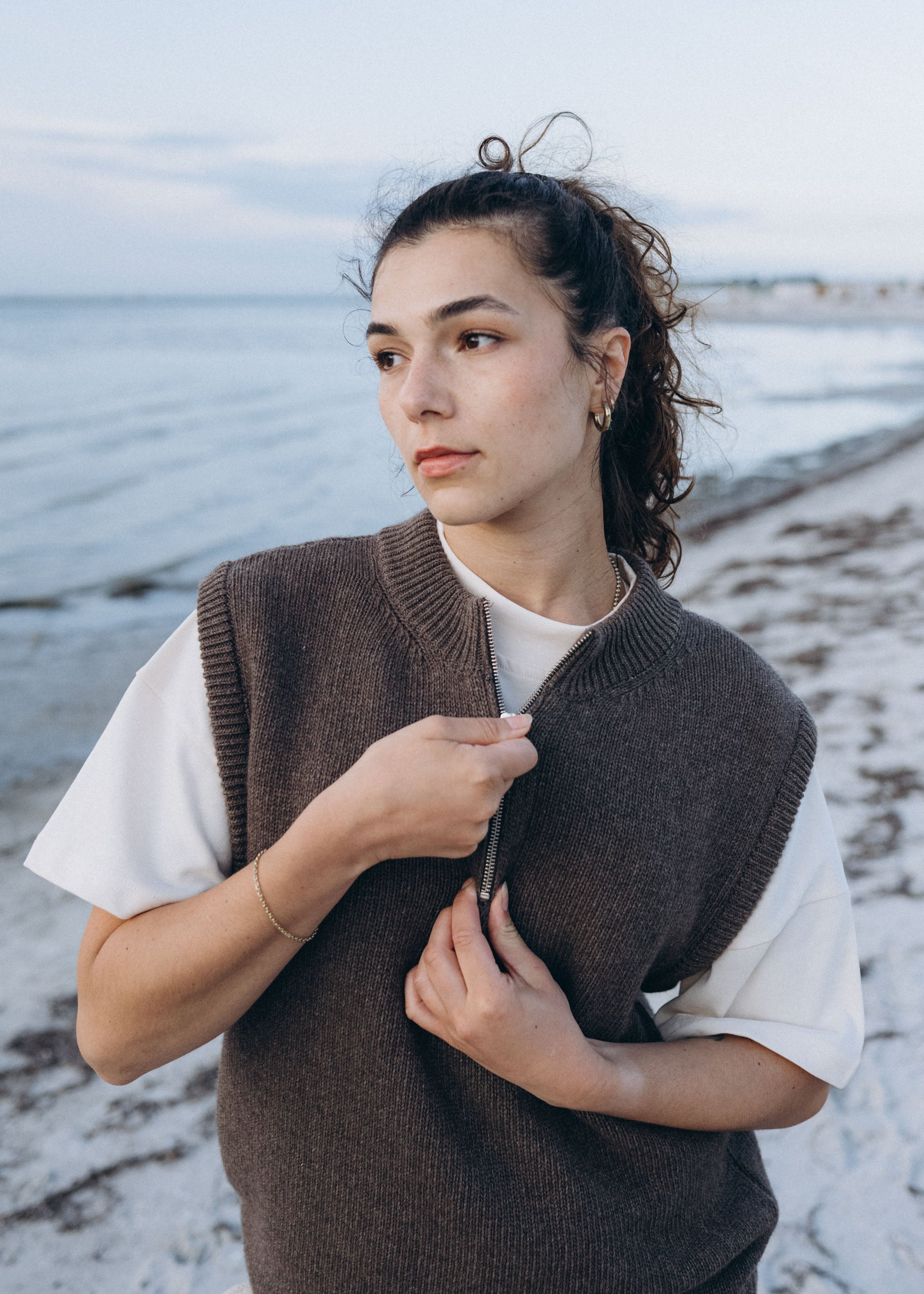Unser Model Acelya ist <strong>173 cm</strong> groß und trägt <strong>Größe S</strong>.#