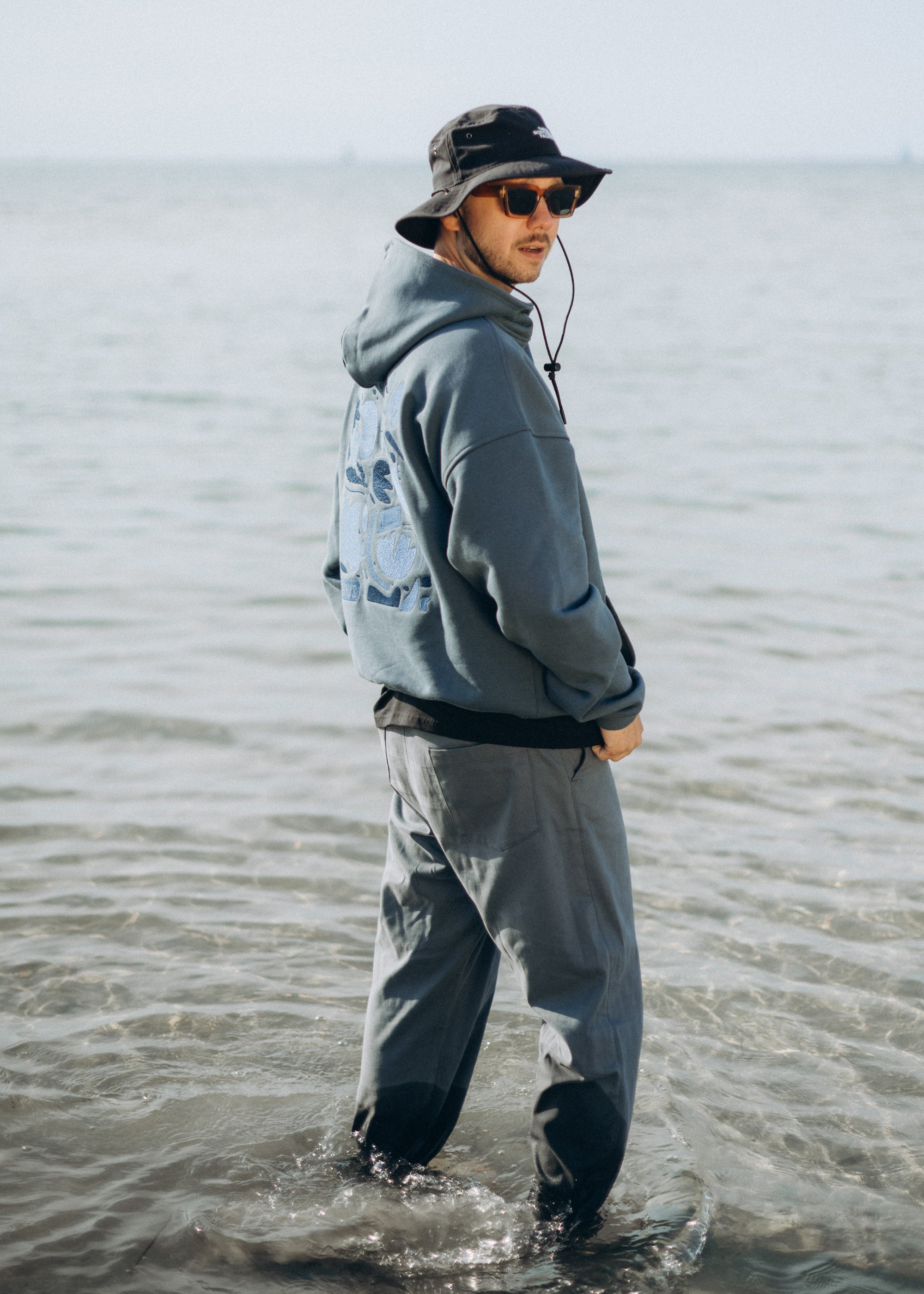Unser Model Jonas ist <strong>184 cm</strong> groß und trägt <strong>Größe XL</strong>.#