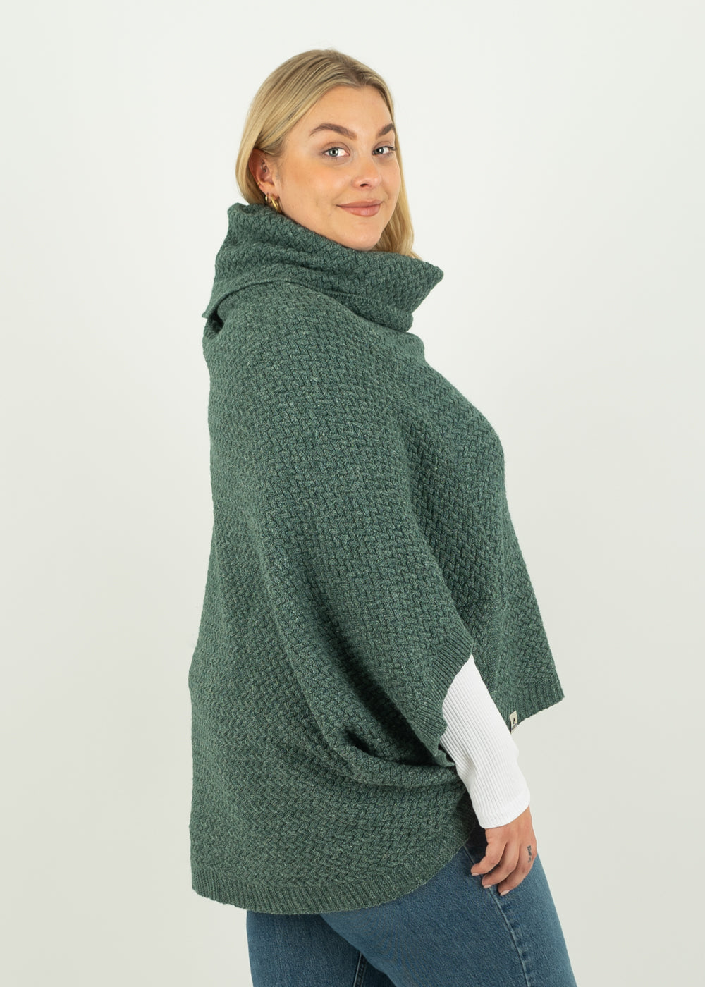Unser Model Anna ist <strong>176 cm</strong> groß und trägt <strong>Größe 2XL</strong>.#