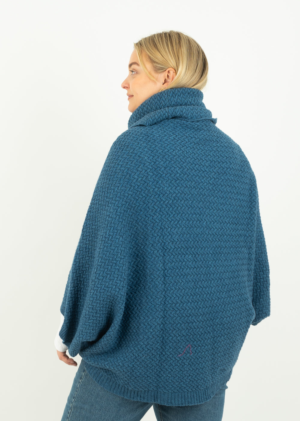 Unser Model Anna ist <strong>176 cm</strong> groß und trägt <strong>Größe 2XL</strong>.#