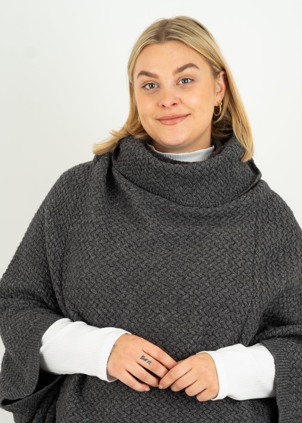 Unser Model Anna ist <strong>176 cm</strong> groß und trägt <strong>Größe 2XL</strong>.#