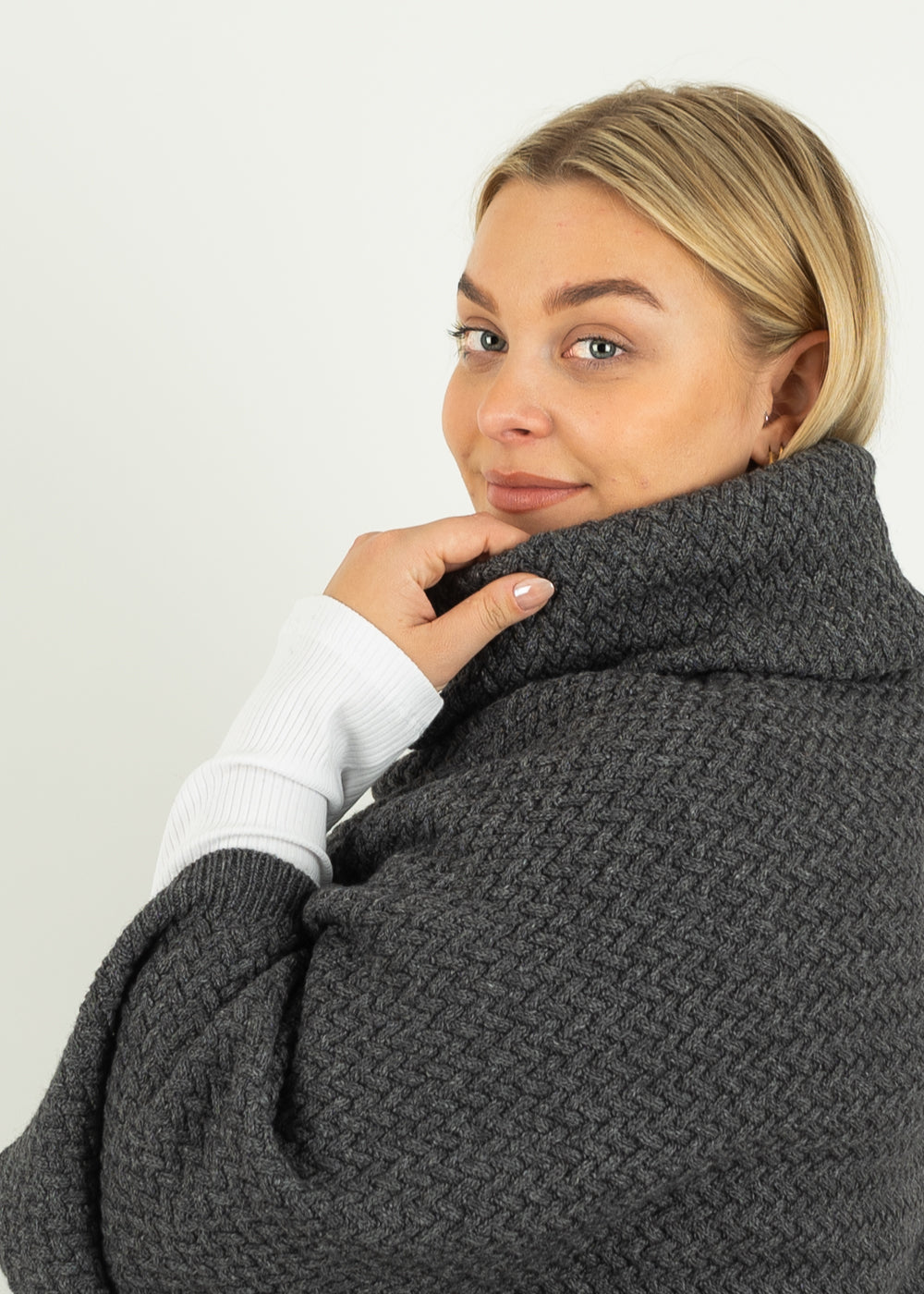 Unser Model Anna ist <strong>176 cm</strong> groß und trägt <strong>Größe 2XL</strong>.#