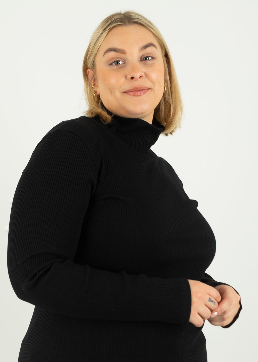 Unser Model Anna ist <strong>176 cm</strong> groß und trägt <strong>Größe 2XL</strong>.#