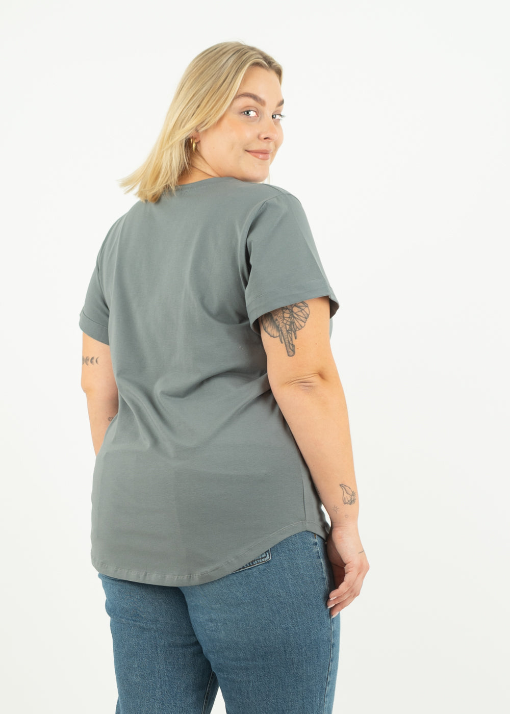 Unser Model Anna ist <strong>176 cm</strong> groß und trägt <strong>Größe 2XL</strong>.#
