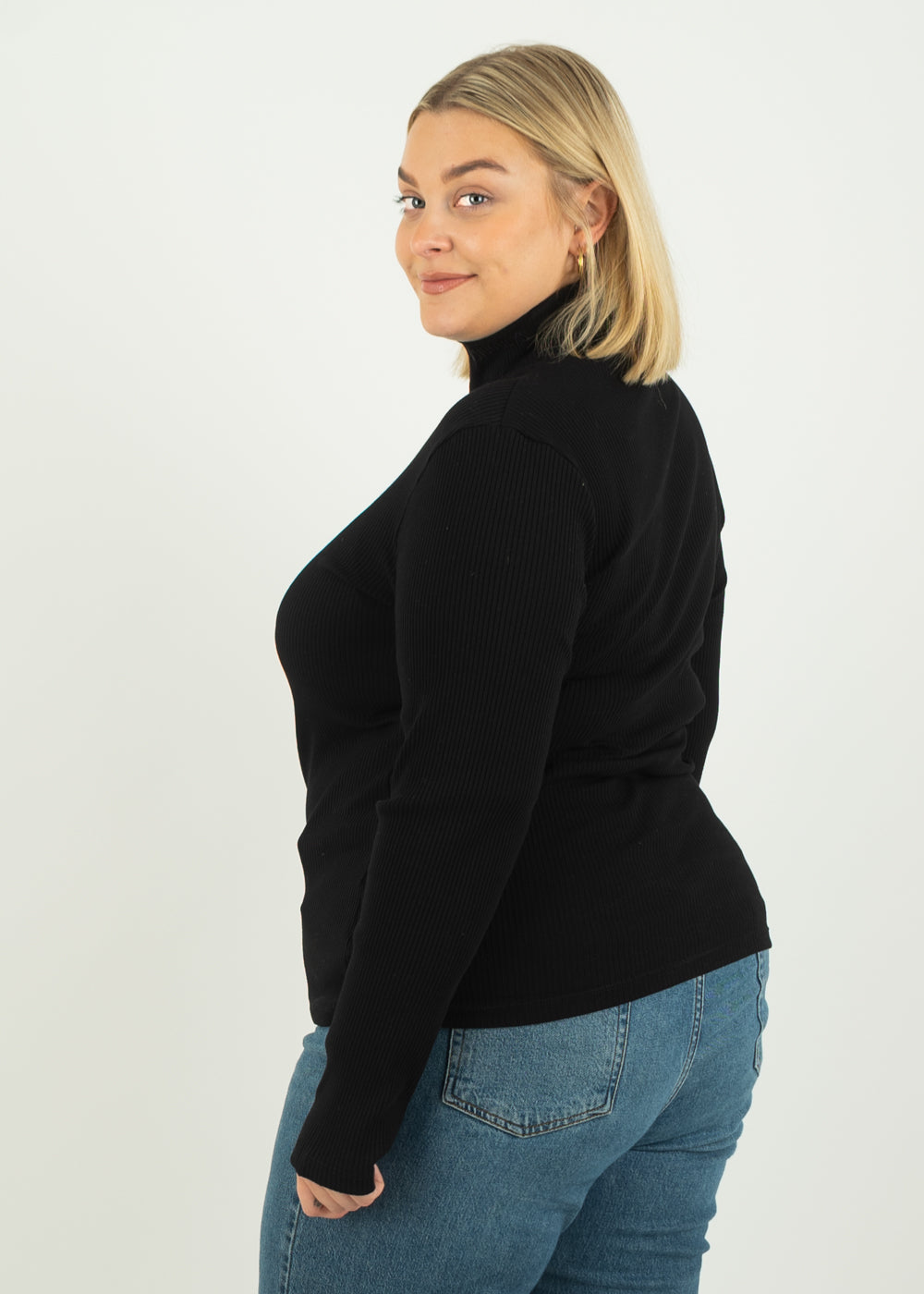 Unser Model Anna ist <strong>176 cm</strong> groß und trägt <strong>Größe 2XL</strong>.#
