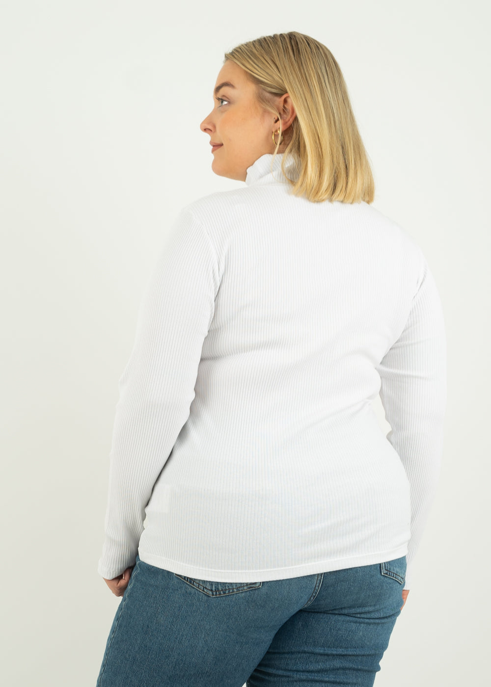 Unser Model Anna ist <strong>176 cm</strong> groß und trägt <strong>Größe 2XL</strong>.#