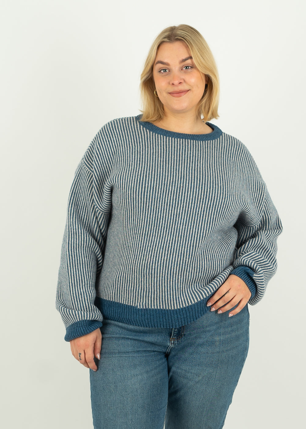 Unser Model Anna ist <strong>176 cm</strong> groß und trägt <strong>Größe 2XL</strong>.#