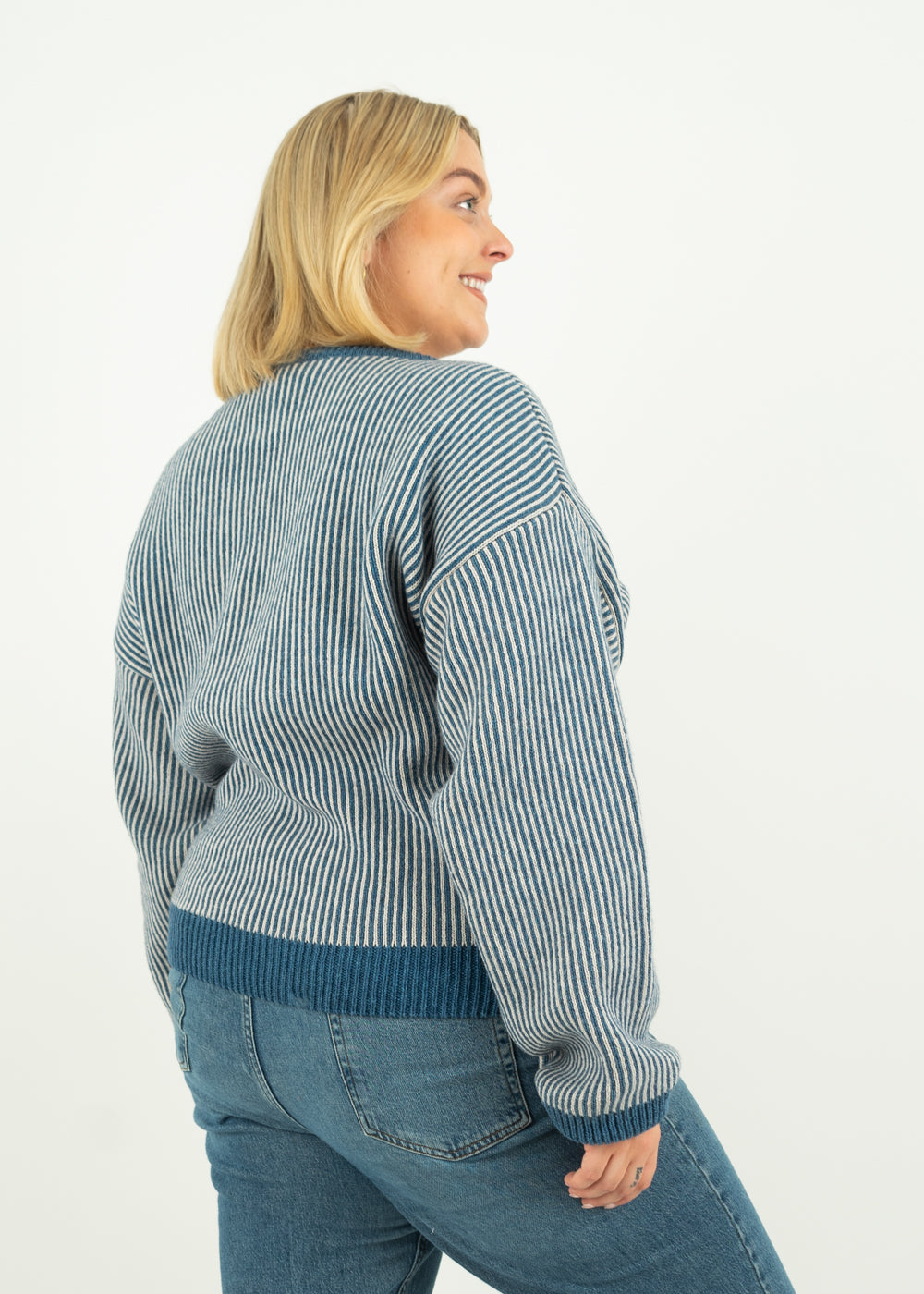Unser Model Anna ist <strong>176 cm</strong> groß und trägt <strong>Größe 2XL</strong>.#