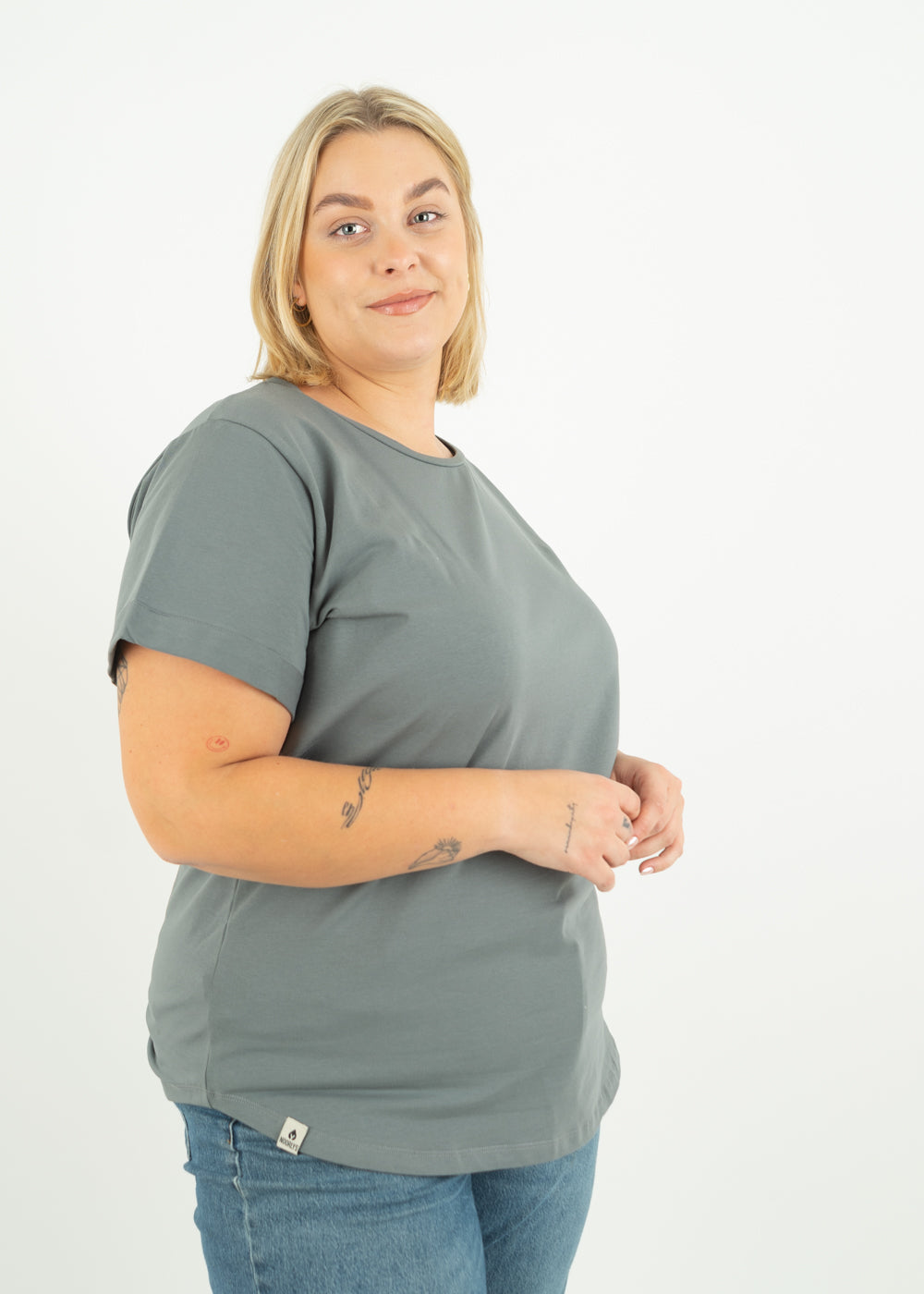 Unser Model Anna ist <strong>176 cm</strong> groß und trägt <strong>Größe 2XL</strong>.#
