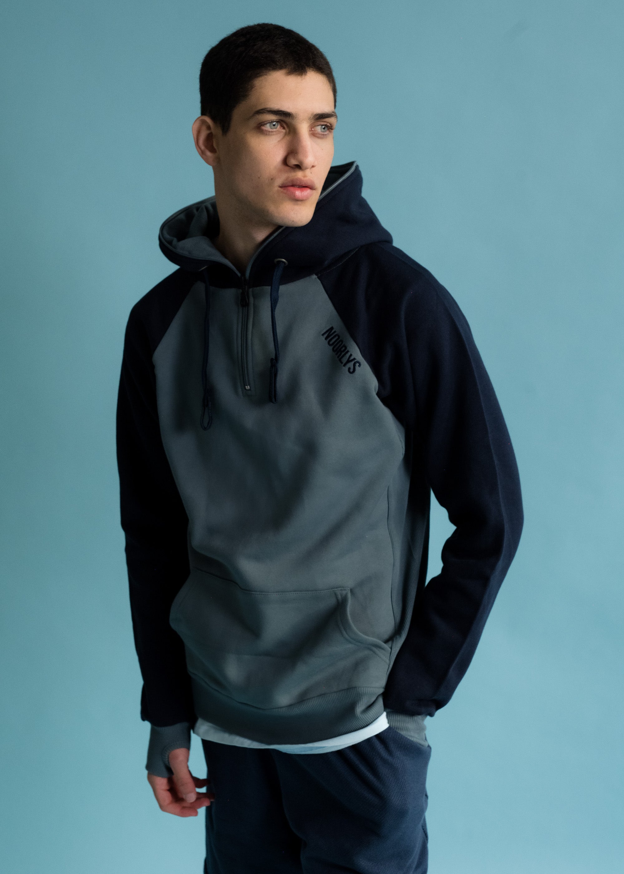 Unser Model Alisson ist <strong>184 cm</strong> groß und trägt <strong>Größe L</strong>.#
