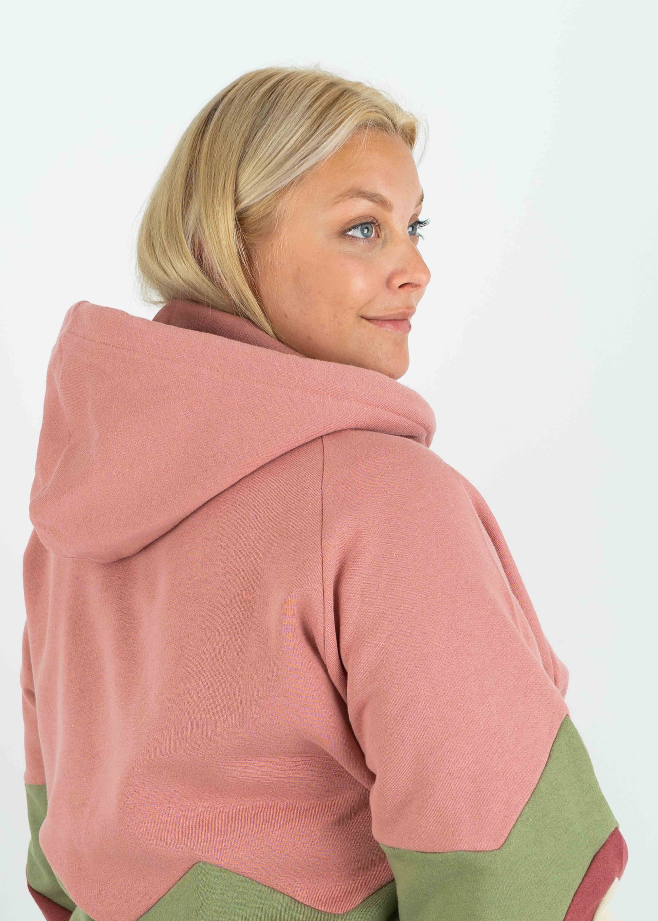 Unser Model Anna ist <strong>176 cm</strong> groß und trägt <strong>Größe 4XL</strong>.#