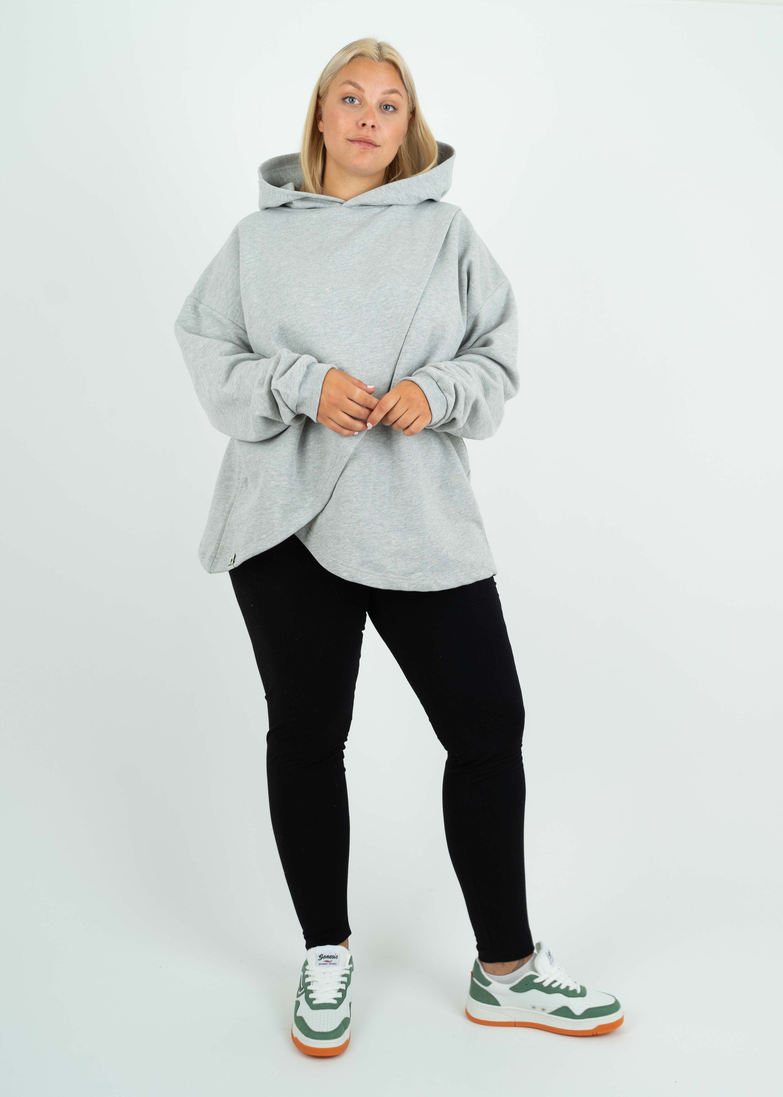 Unser Model Anna ist <strong>176 cm</strong> groß und trägt <strong>Größe 4XL</strong>.#