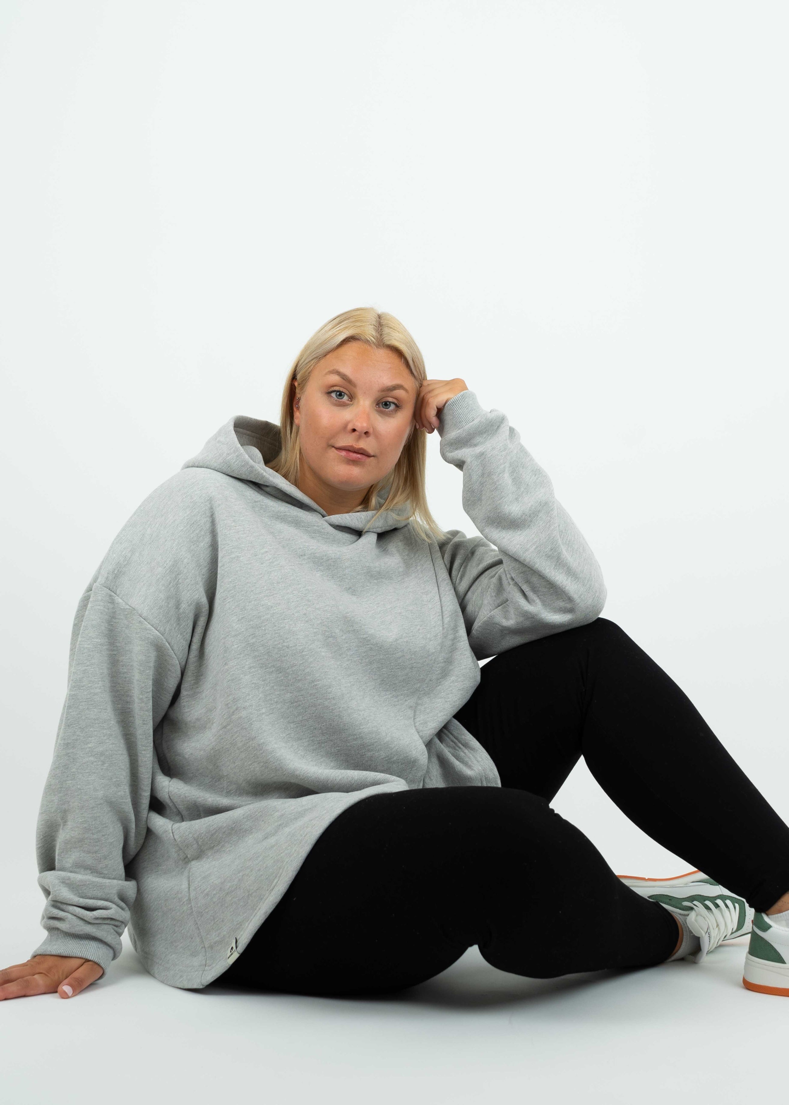 Unser Model Anna ist <strong>176 cm</strong> groß und trägt <strong>Größe 4XL</strong>.#