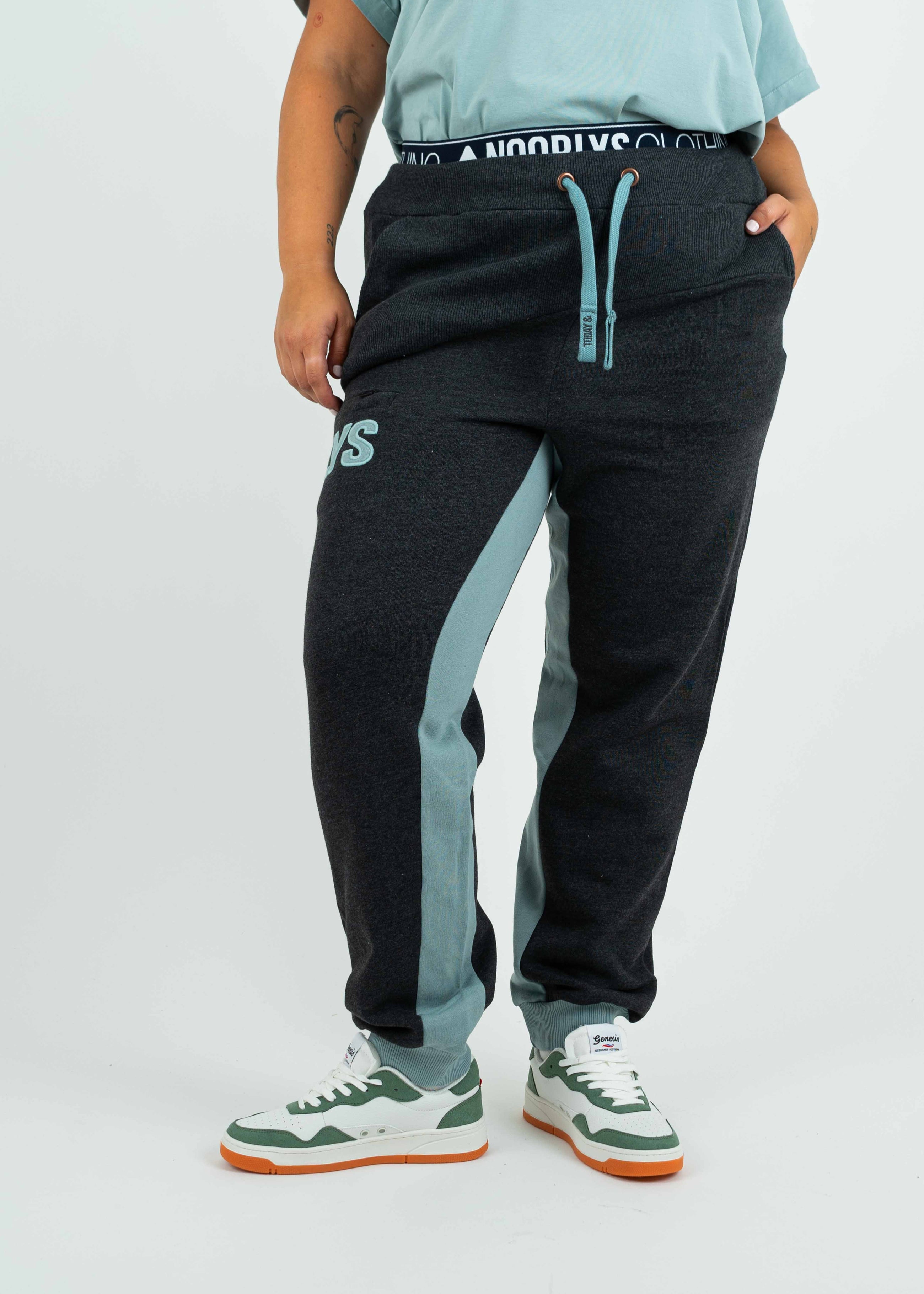Unser Model Anna ist <strong>176 cm</strong> groß und trägt <strong>Größe 4XL</strong>.#