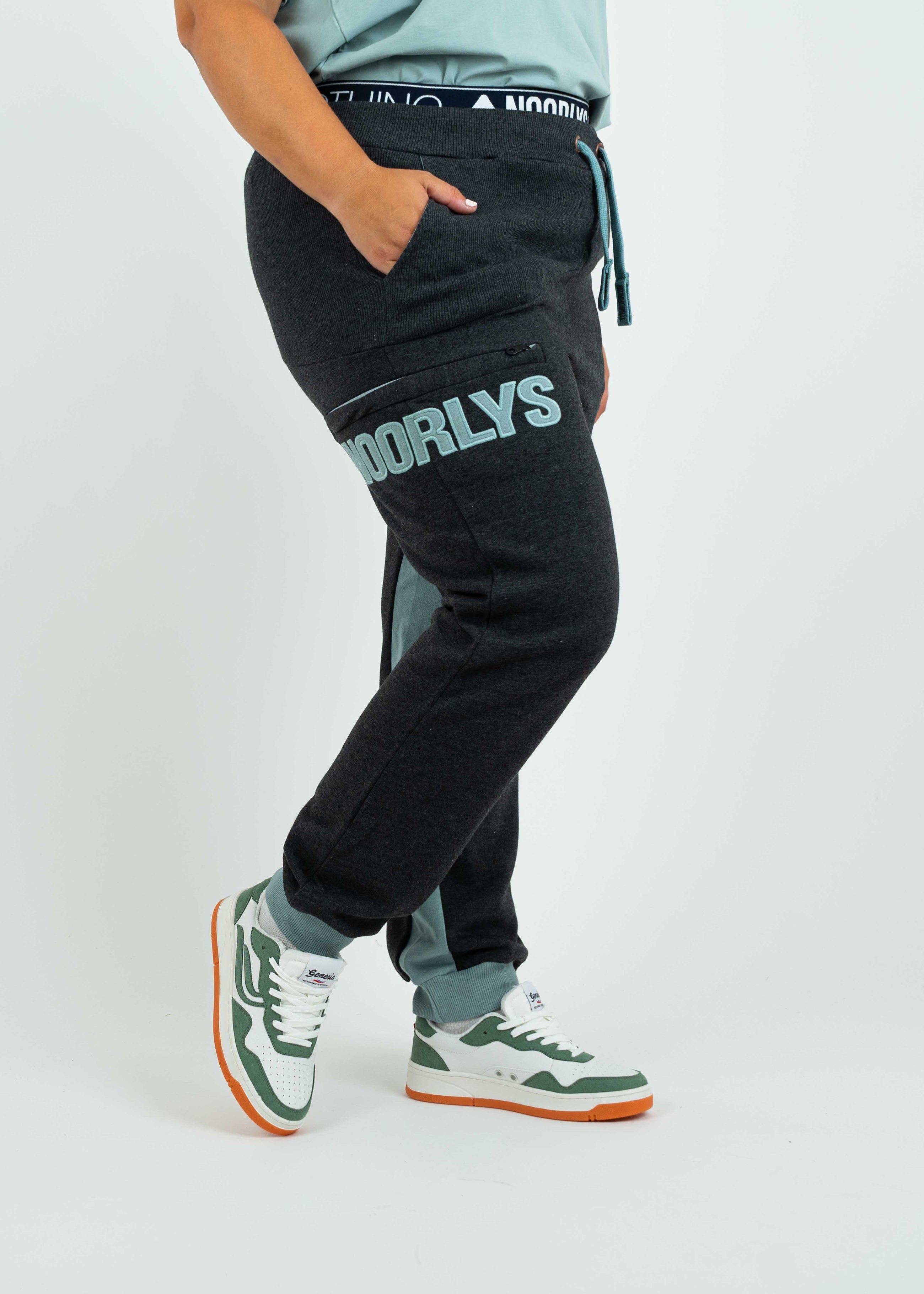 Unser Model Anna ist <strong>176 cm</strong> groß und trägt <strong>Größe 4XL</strong>.#