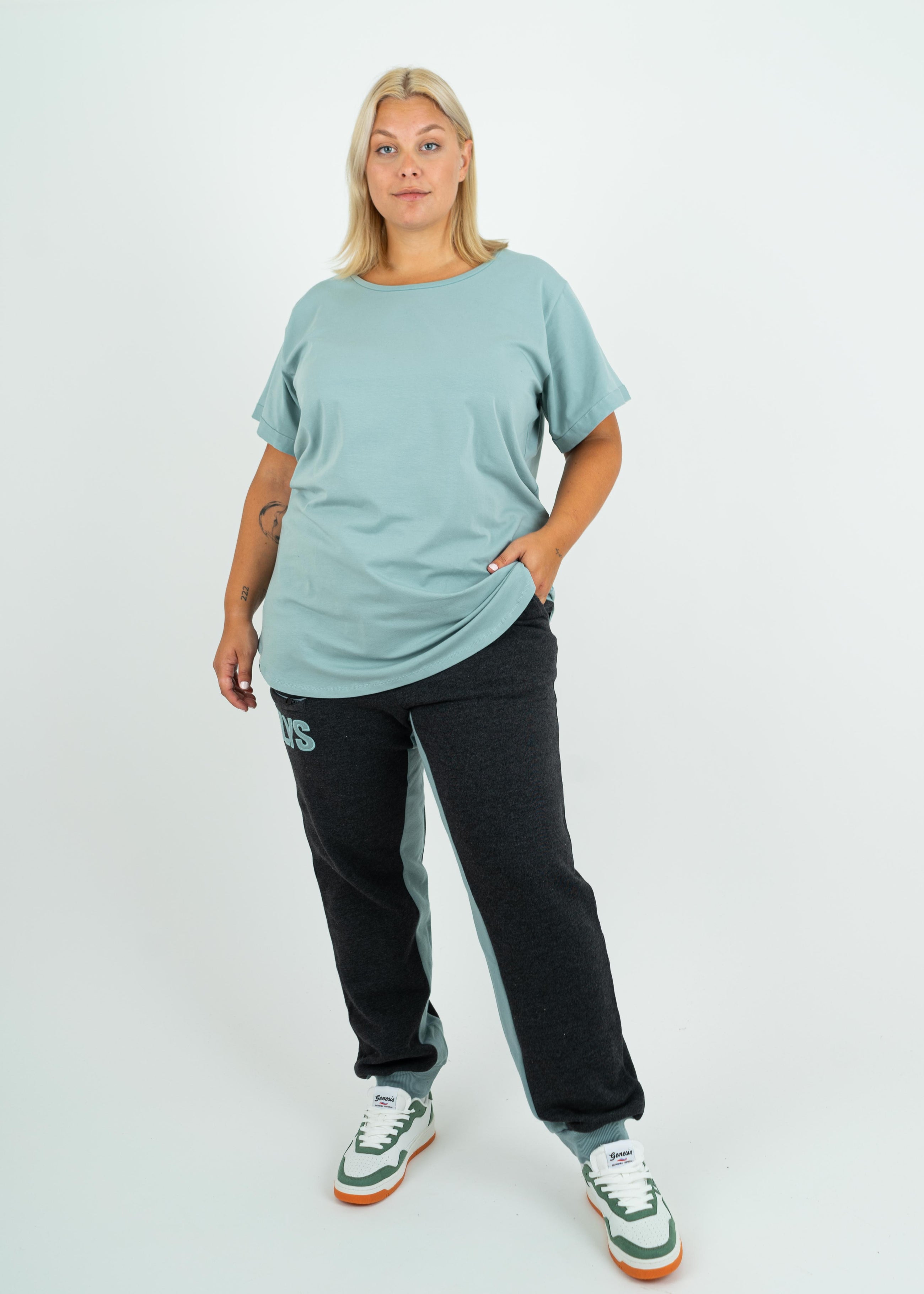 Unser Model Anna ist <strong>176 cm</strong> groß und trägt <strong>Größe 4XL</strong>.#