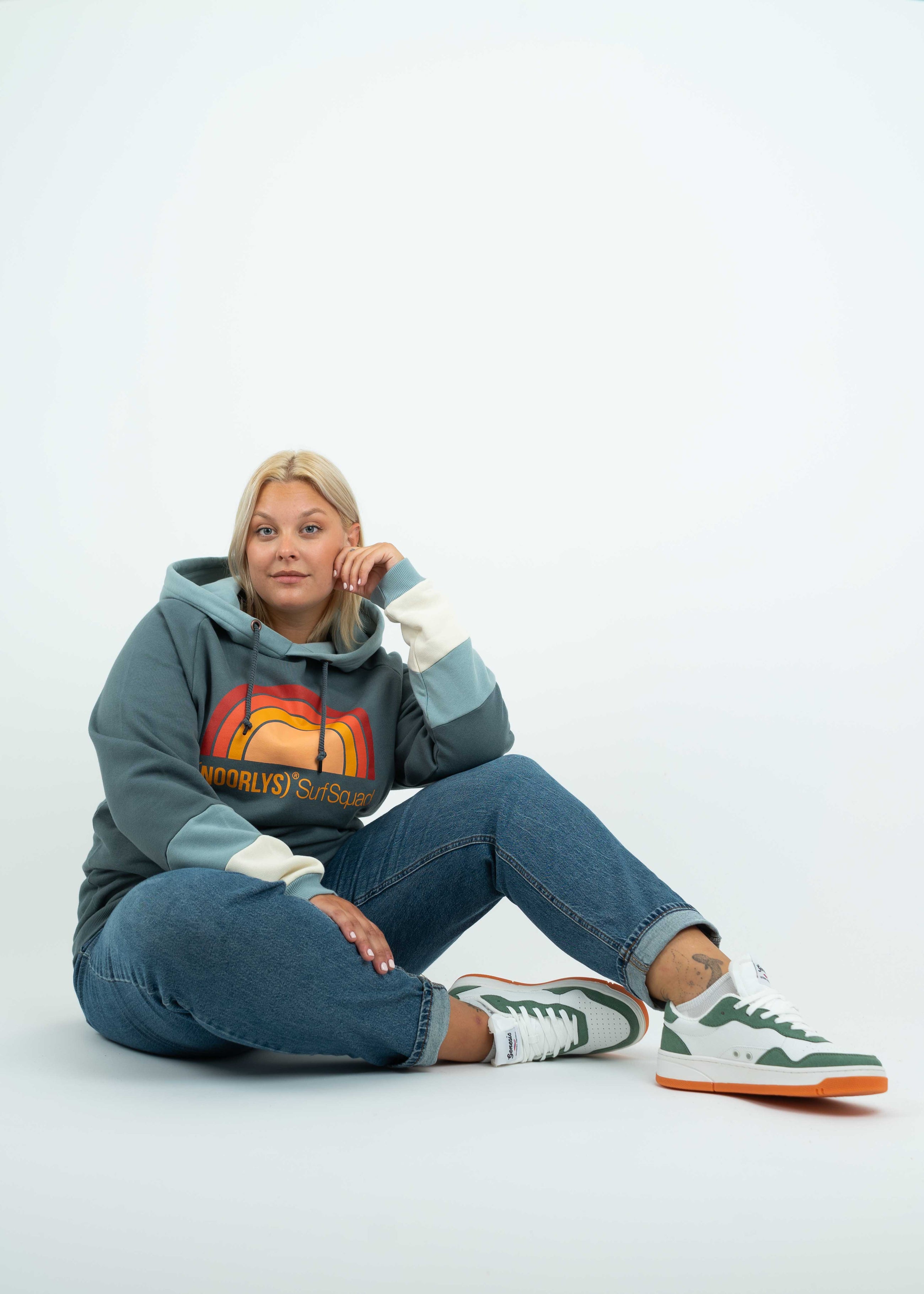 Unser Model Anna ist <strong>176 cm</strong> groß und trägt <strong>Größe 4XL</strong>.#