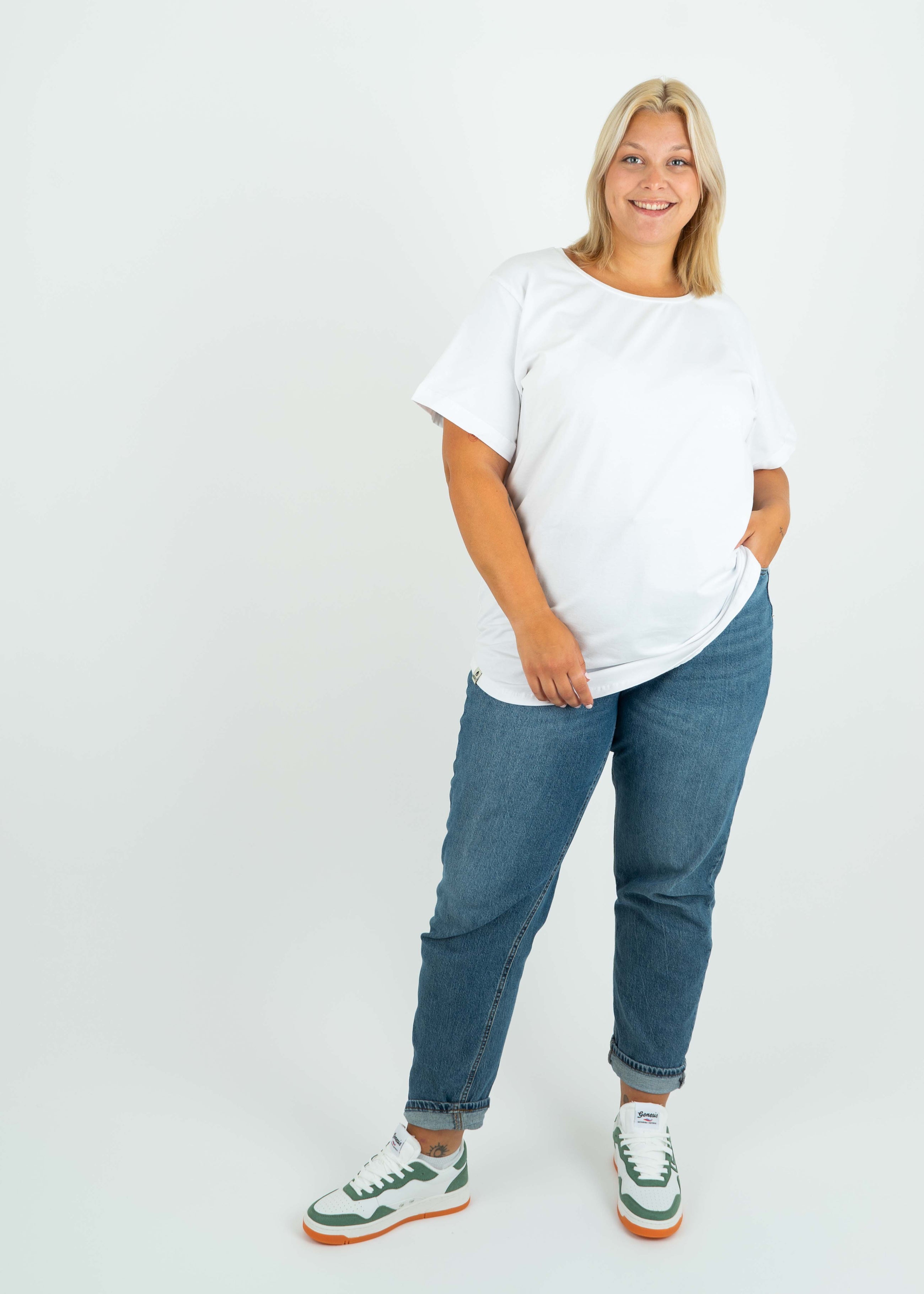 Unser Model Anna ist <strong>176 cm</strong> groß und trägt <strong>Größe 4XL</strong>.#