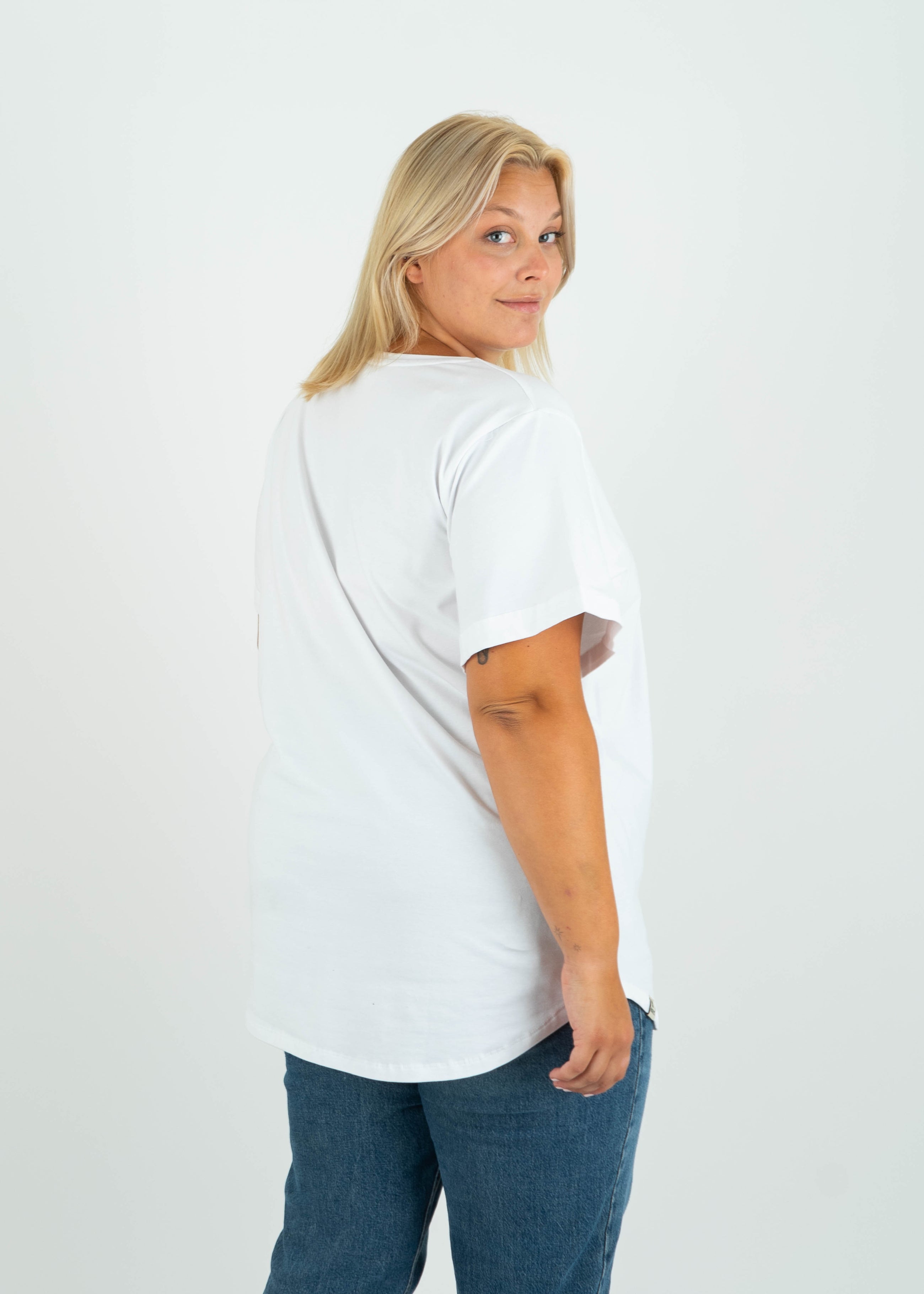 Unser Model Anna ist <strong>176 cm</strong> groß und trägt <strong>Größe 4XL</strong>.#