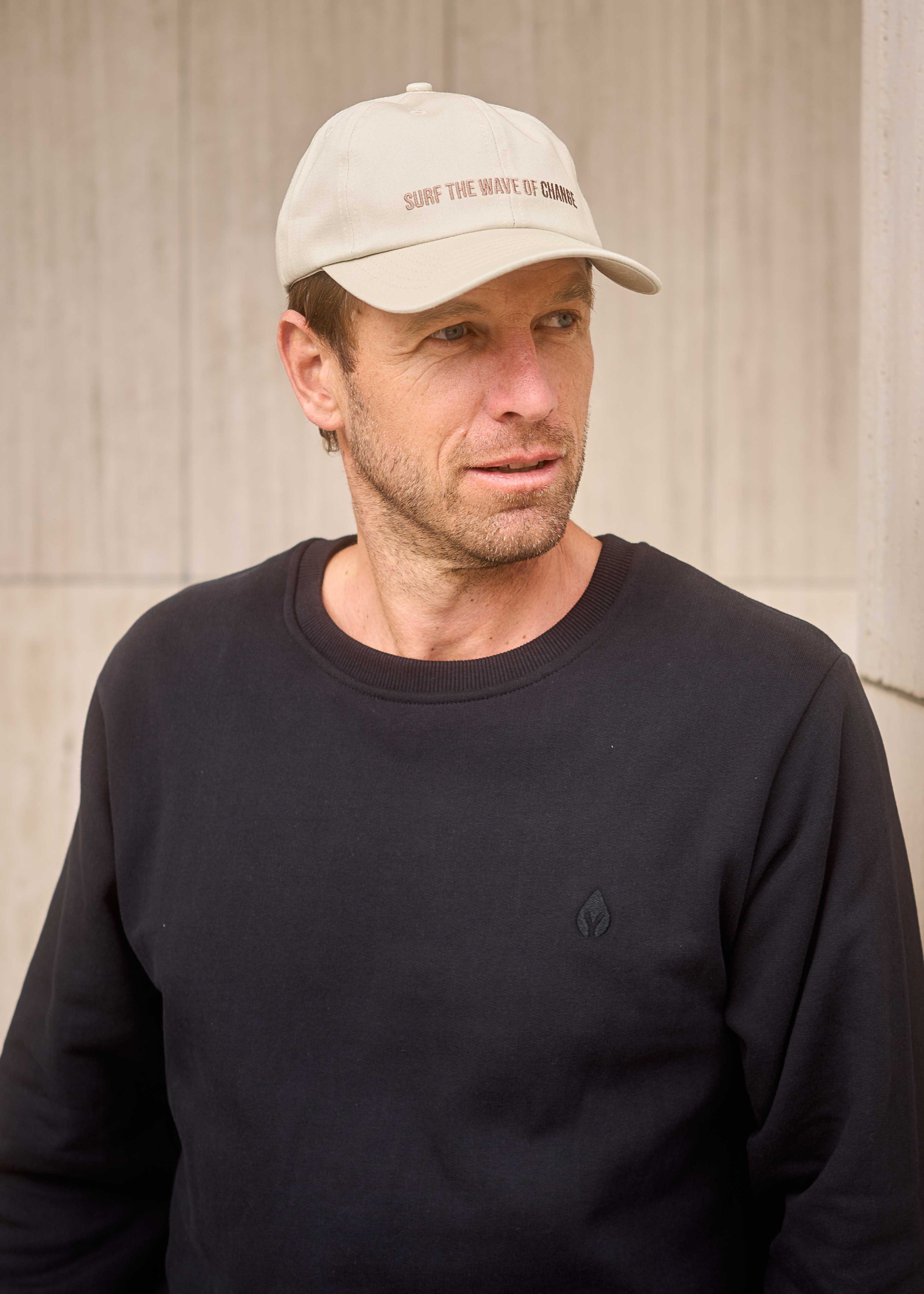 Unser Model Matthias ist <strong>187 cm</strong> groß und trägt <strong>Größe L</strong>.#