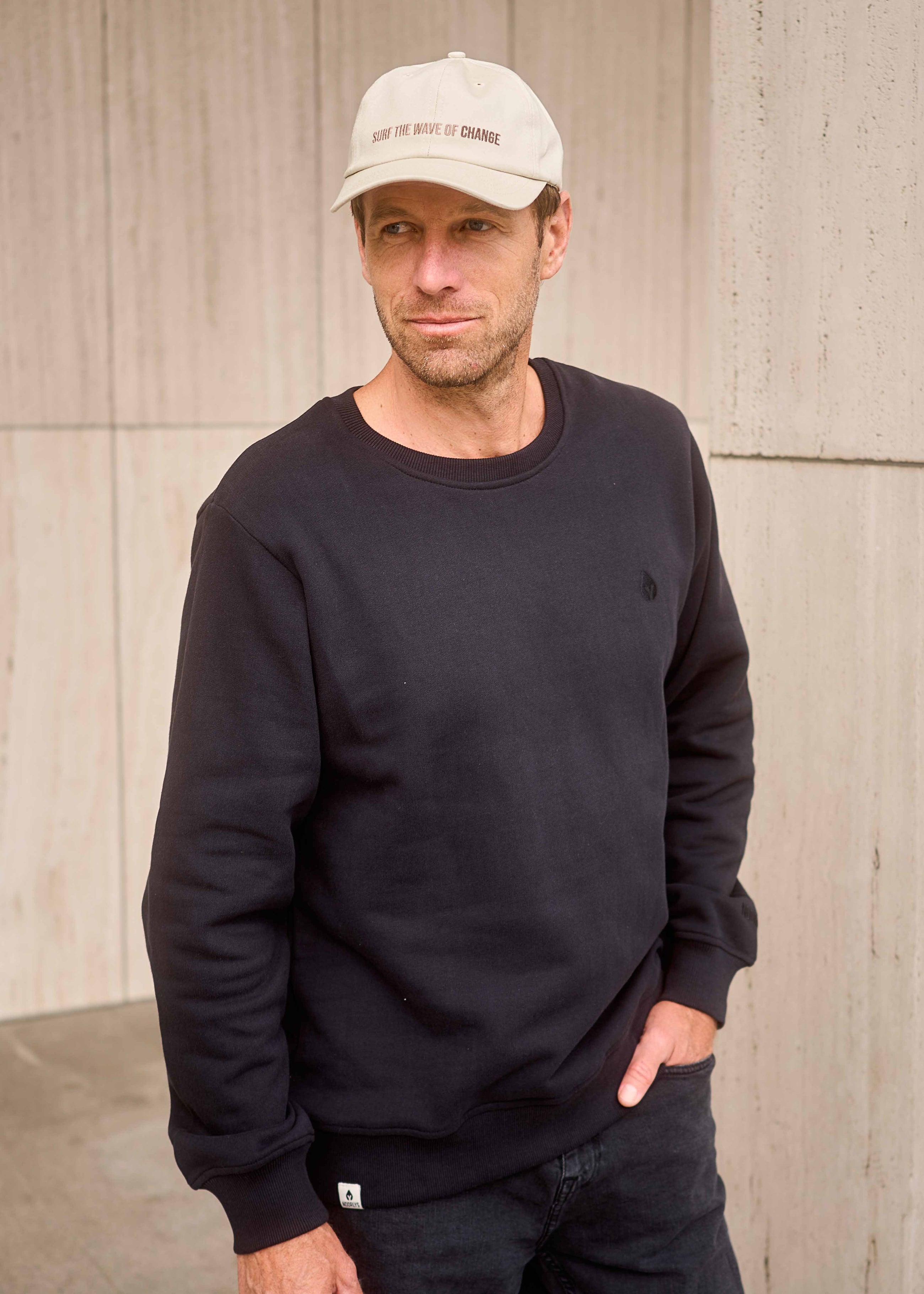 Unser Model Matthias ist <strong>187 cm</strong> groß und trägt <strong>Größe L</strong>.#