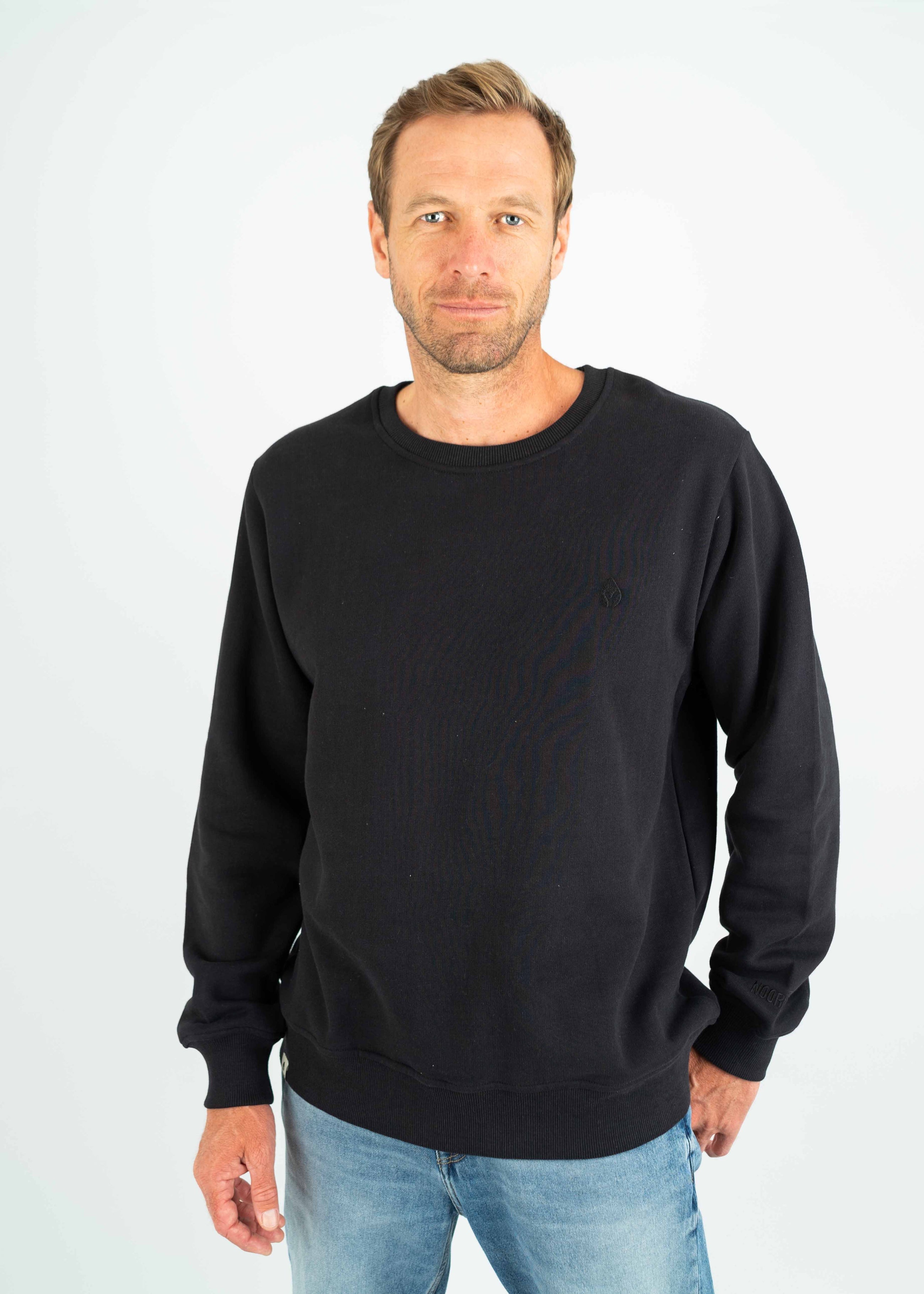 Unser Model Matthias ist <strong>187 cm</strong> groß und trägt <strong>Größe L</strong>.#