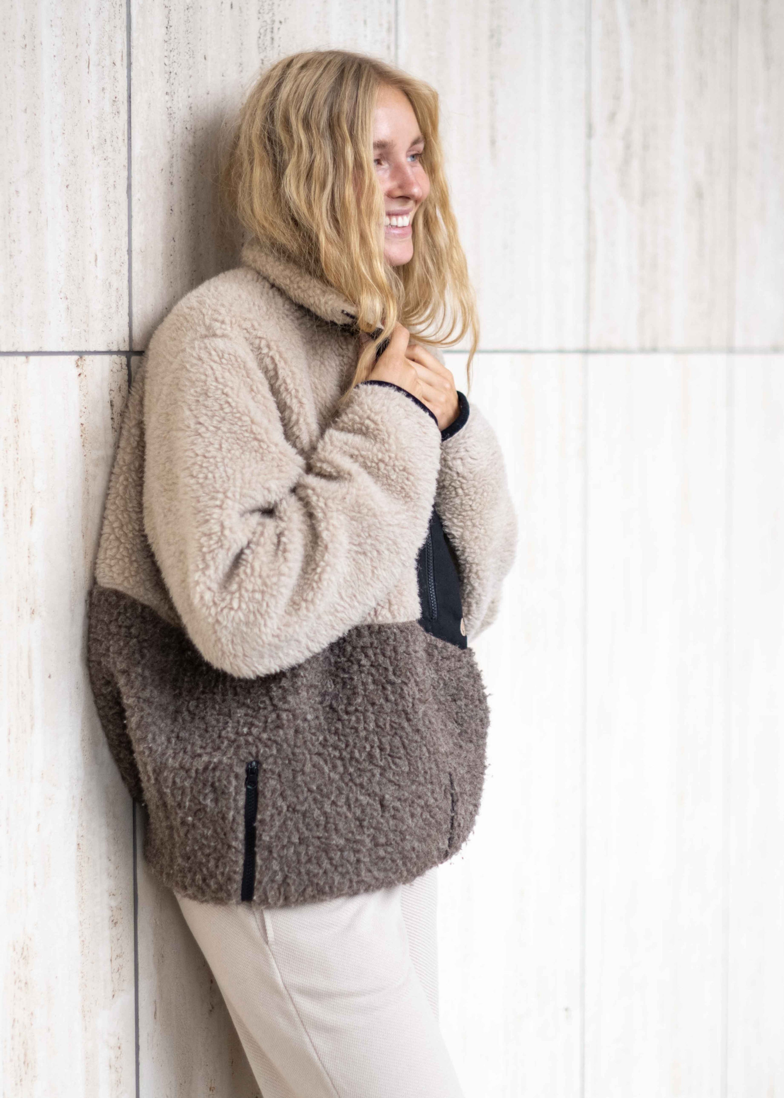 Unser Model Lisa ist <strong>178 cm</strong> groß und trägt <strong>Größe S</strong>.#
