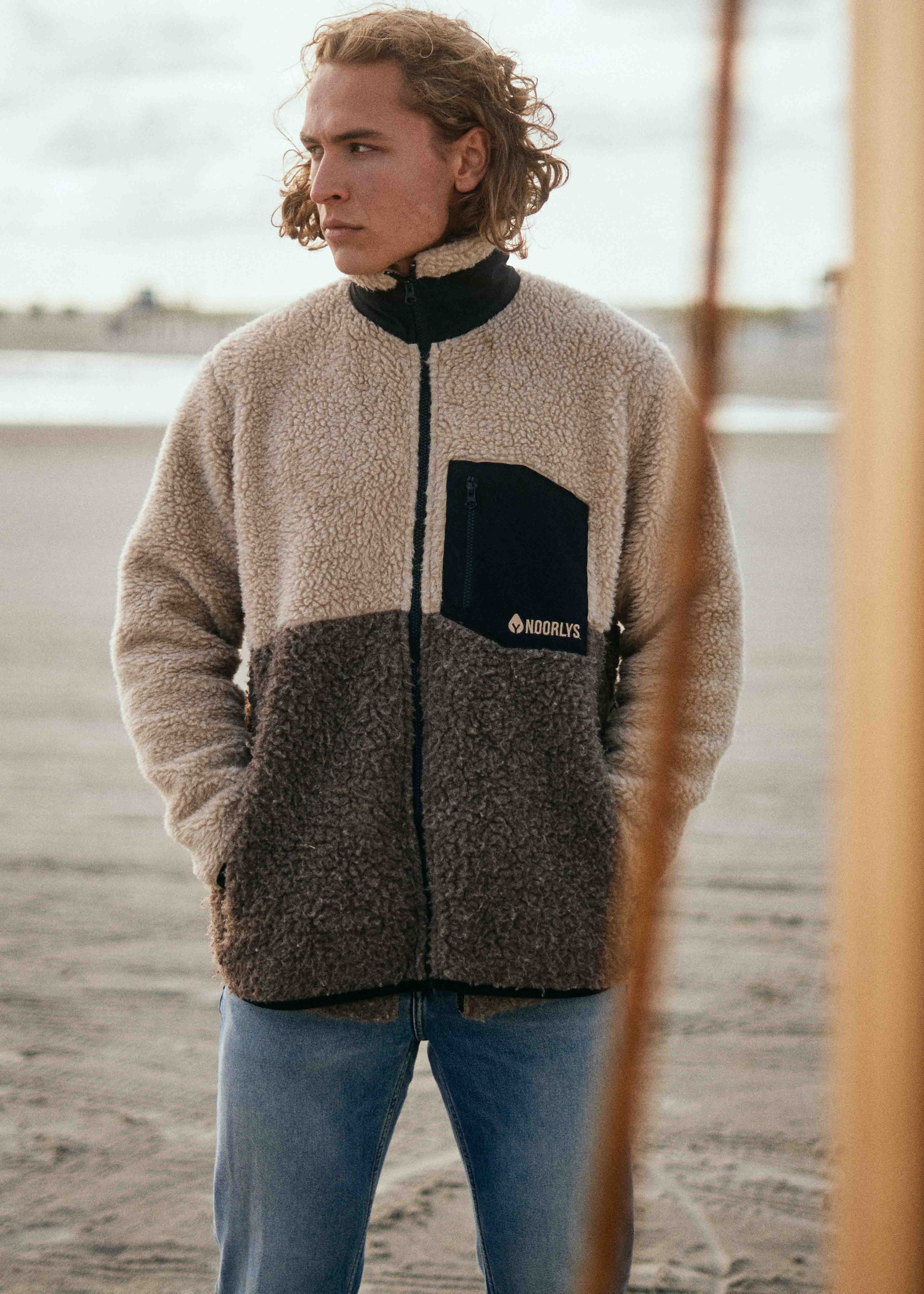 Unser Model Leander ist <strong>190 cm</strong> groß und trägt <strong>Größe L</strong>.#