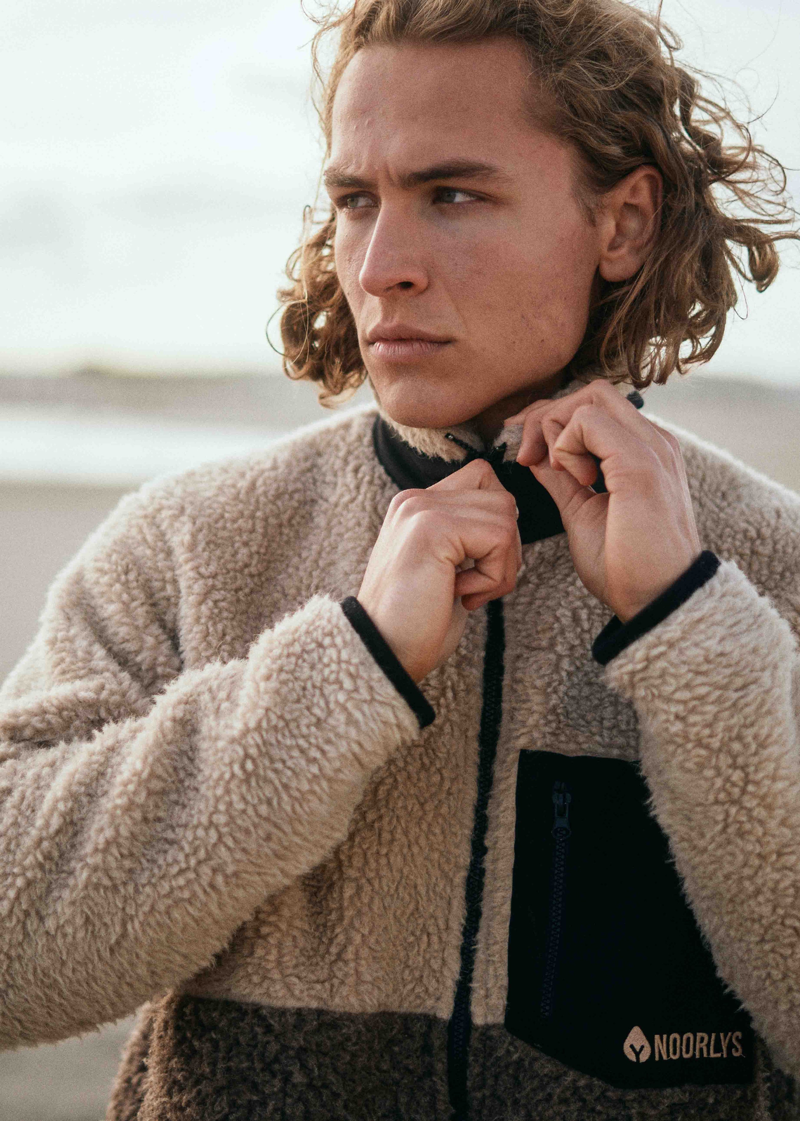 Unser Model Leander ist <strong>190 cm</strong> groß und trägt <strong>Größe L</strong>.#