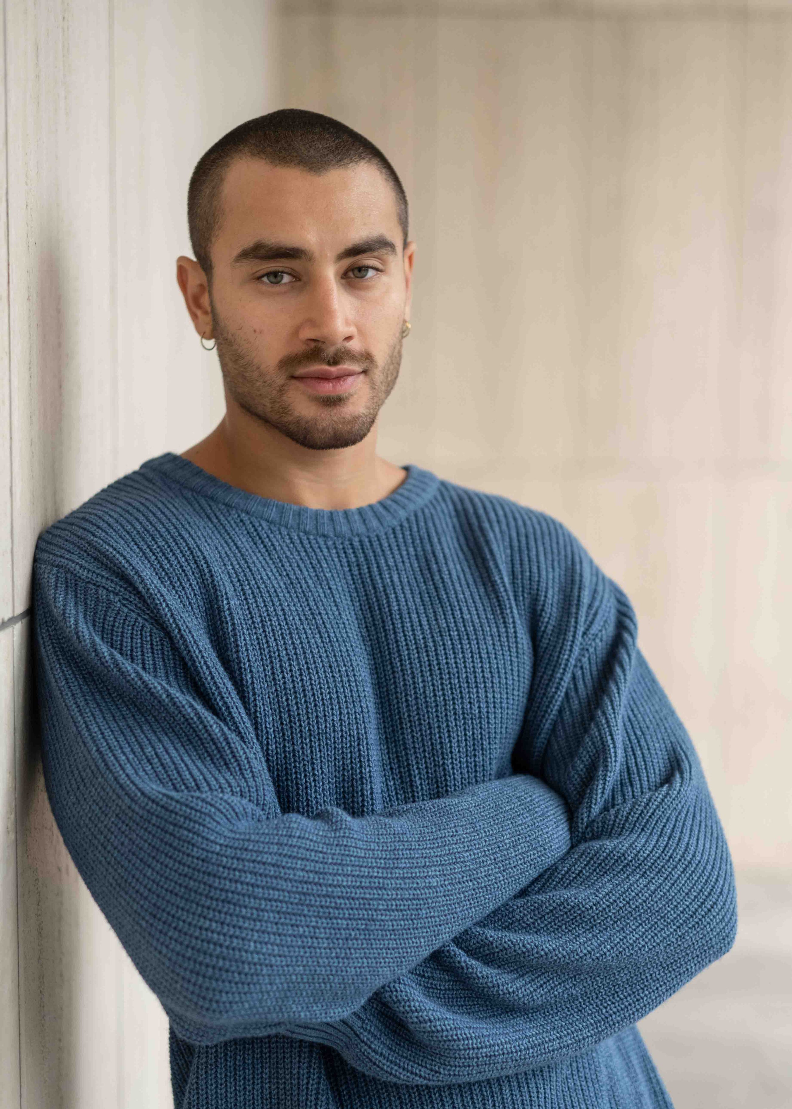 Unser Model Hugo ist <strong>184 cm</strong> groß und trägt <strong>Größe L</strong>.#