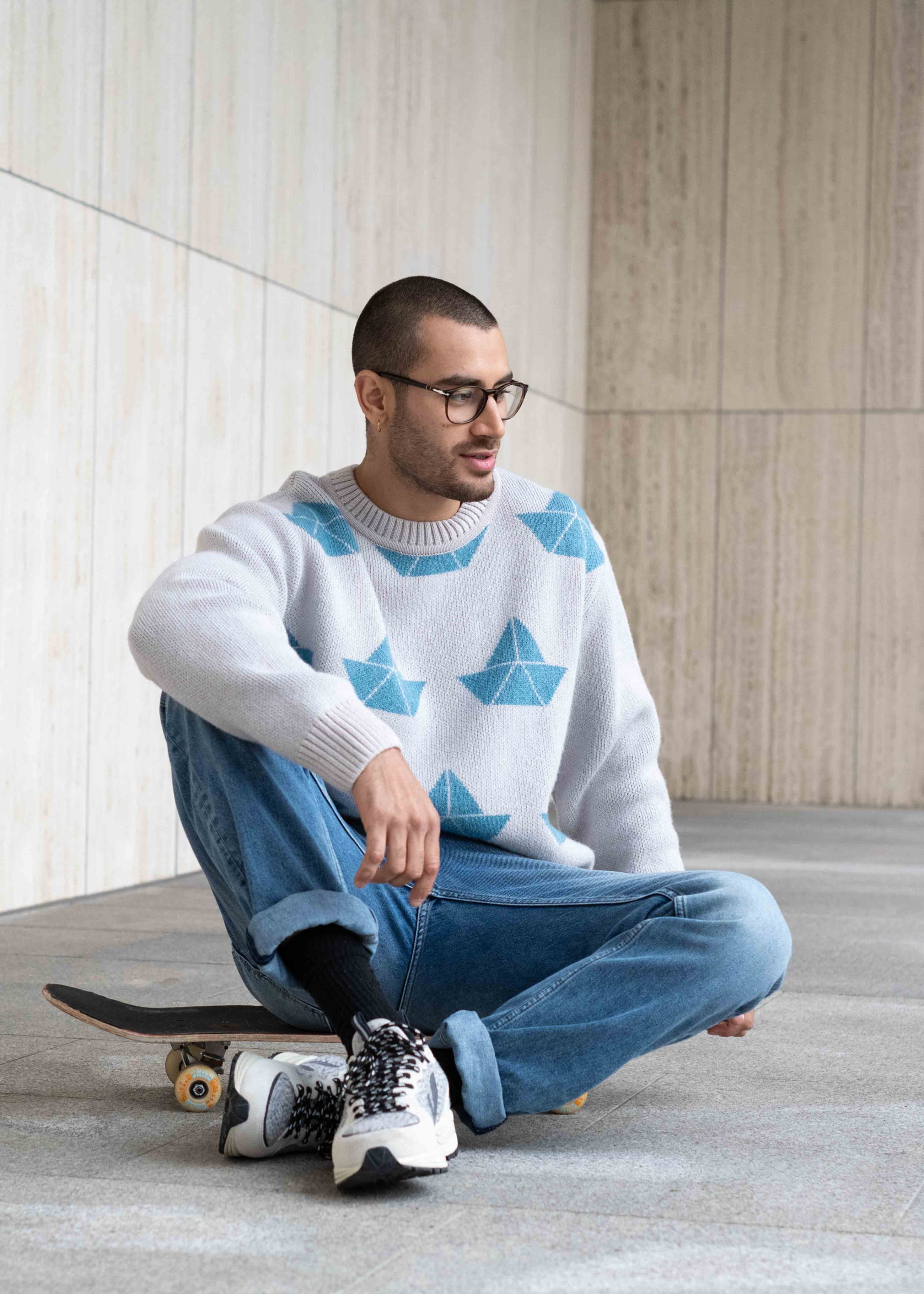 Unser Model Hugo ist <strong>184 cm</strong> groß und trägt <strong>Größe L</strong>.#