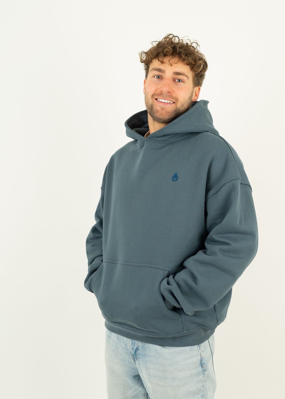 Unser Model Henry ist <strong>178 cm</strong> groß und trägt <strong>Größe L</strong>.#