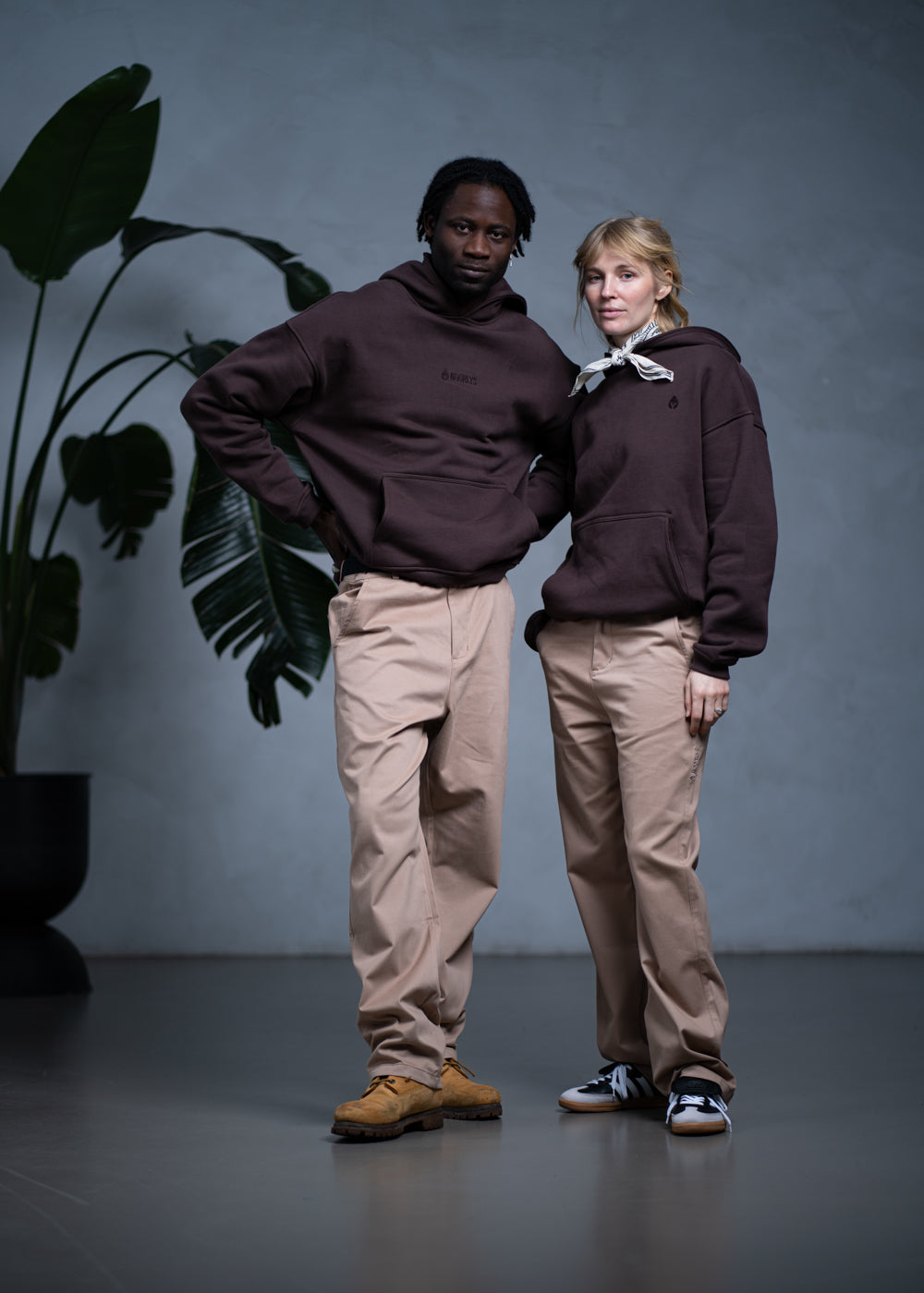 Unser Model Lisa ist <strong>178 cm</strong> groß und trägt <strong>Größe S</strong>, da das Produkt unisex geschnitten ist. Sonst trägt Lisa Größe M in Hosen.
Unser Model K ist <strong>189 cm</strong> groß und trägt <strong>Größe L</strong>.#
