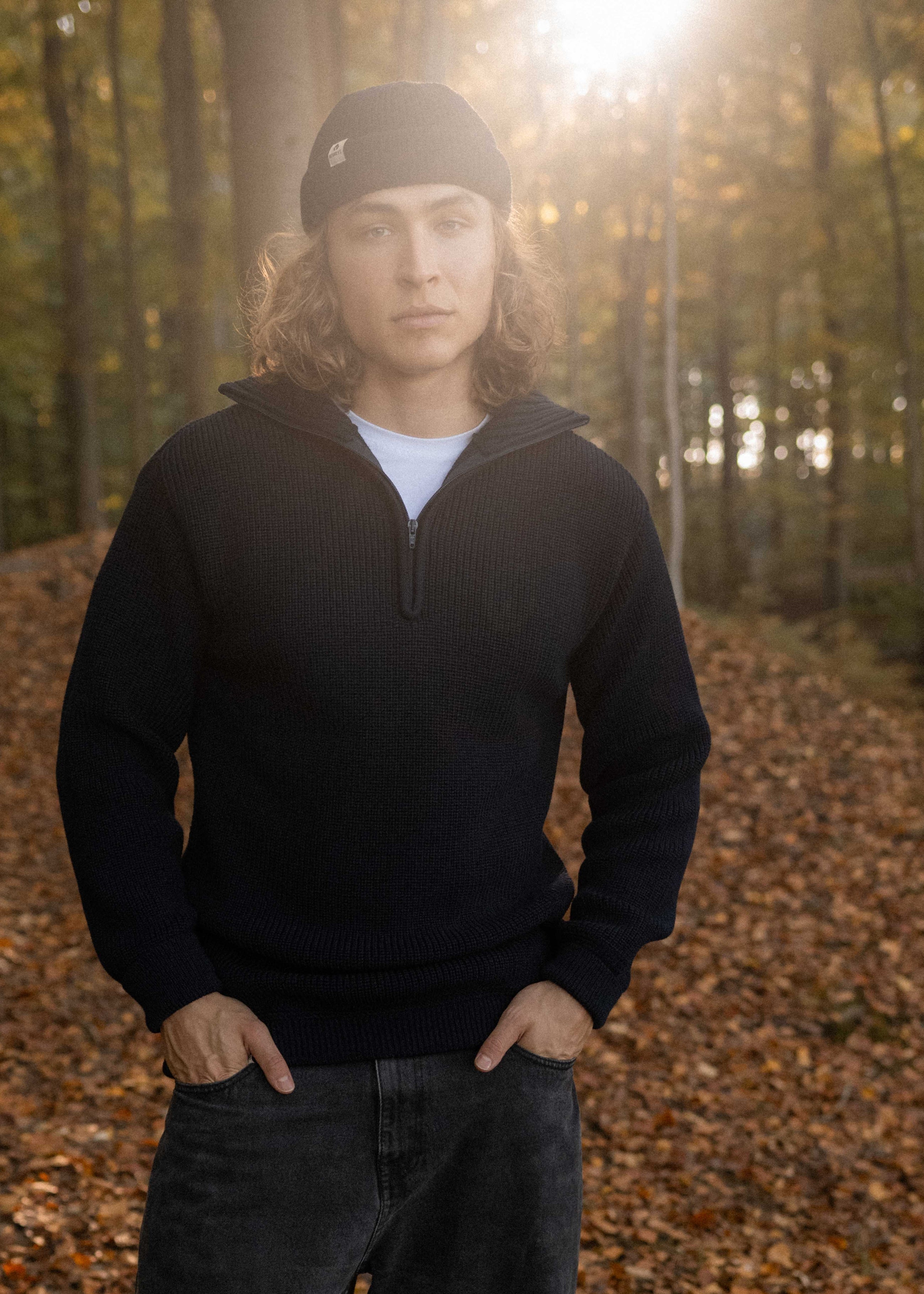 Unser Model Leander ist <strong>194 cm</strong> groß und trägt <strong>Größe XL</strong>.#