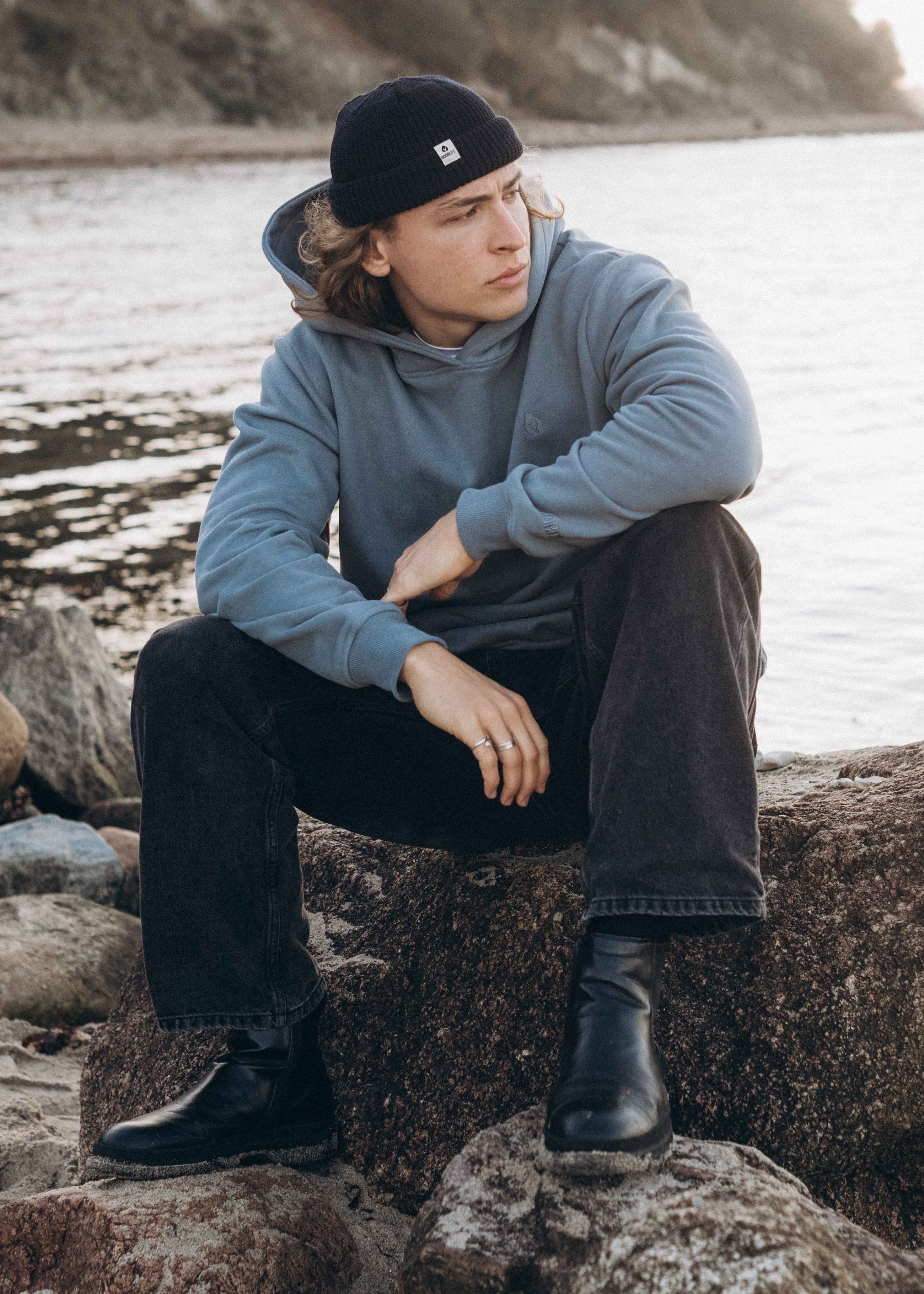 Unser Model Leander ist <strong>194 cm</strong> groß und trägt <strong>Größe XL</strong>.#