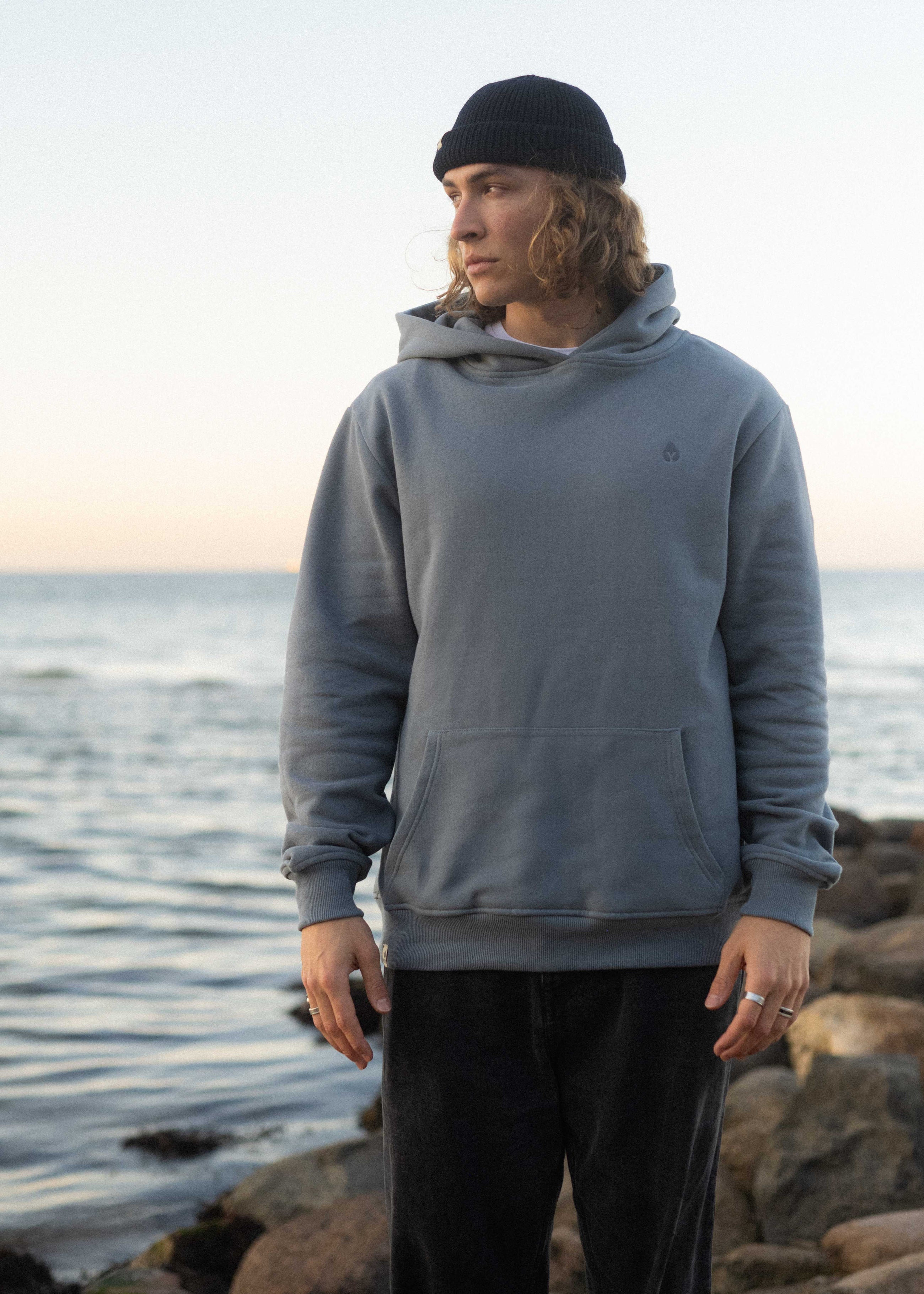 Unser Model Leander ist <strong>194 cm</strong> groß und trägt <strong>Größe XL</strong>.#