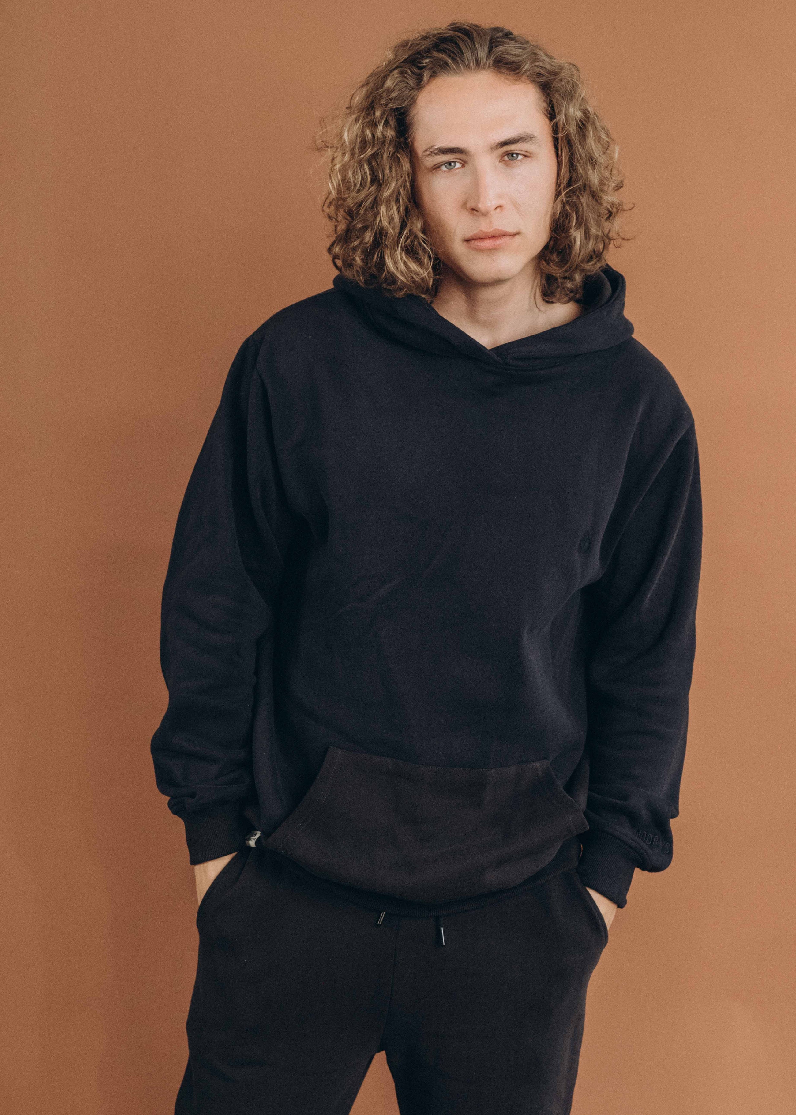 Unser Model Leander ist <strong>194 cm</strong> groß und trägt <strong>Größe XL</strong>.#