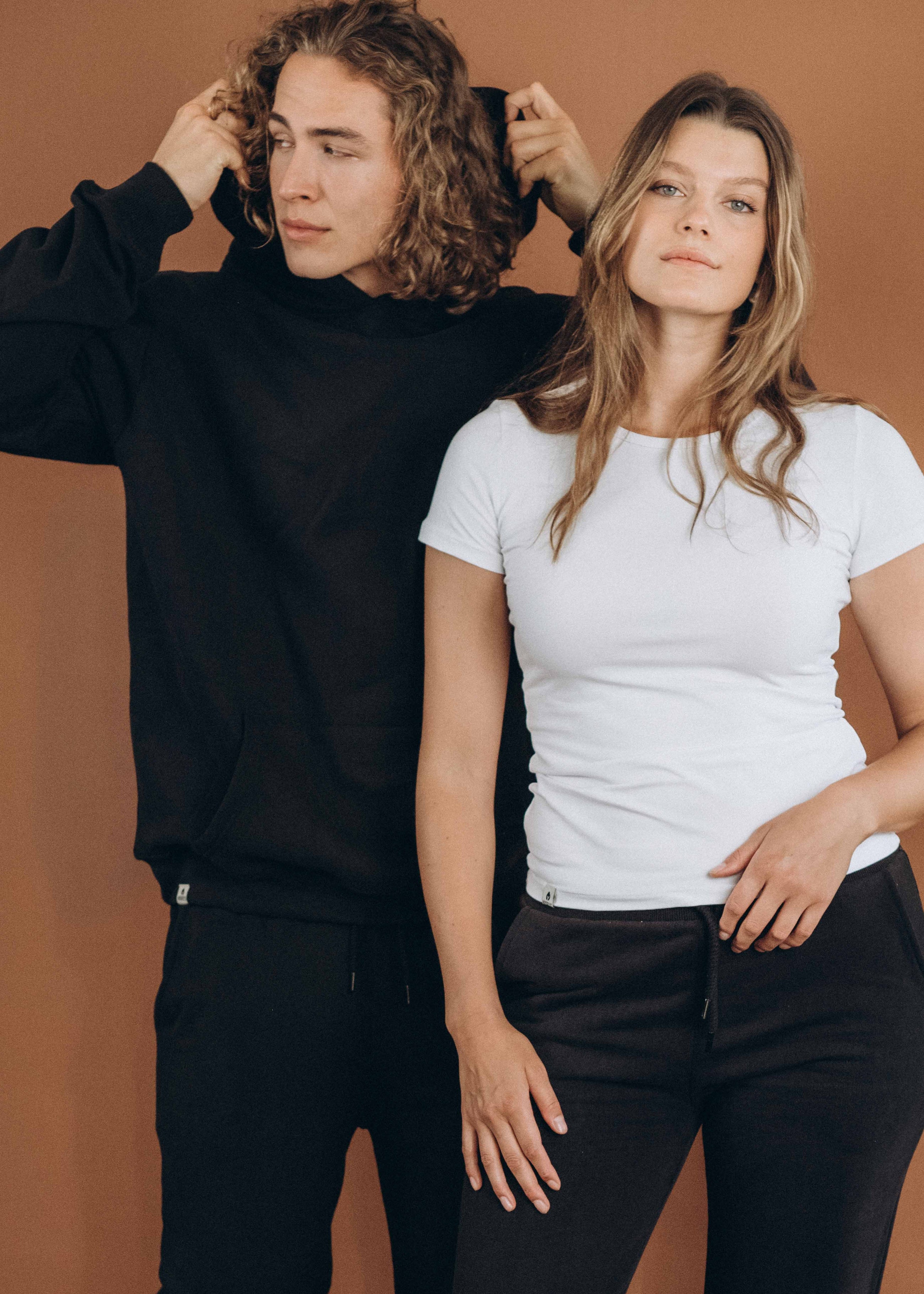 Unser Model Leander ist <strong>194 cm</strong> groß und trägt <strong>Größe XL</strong>.#