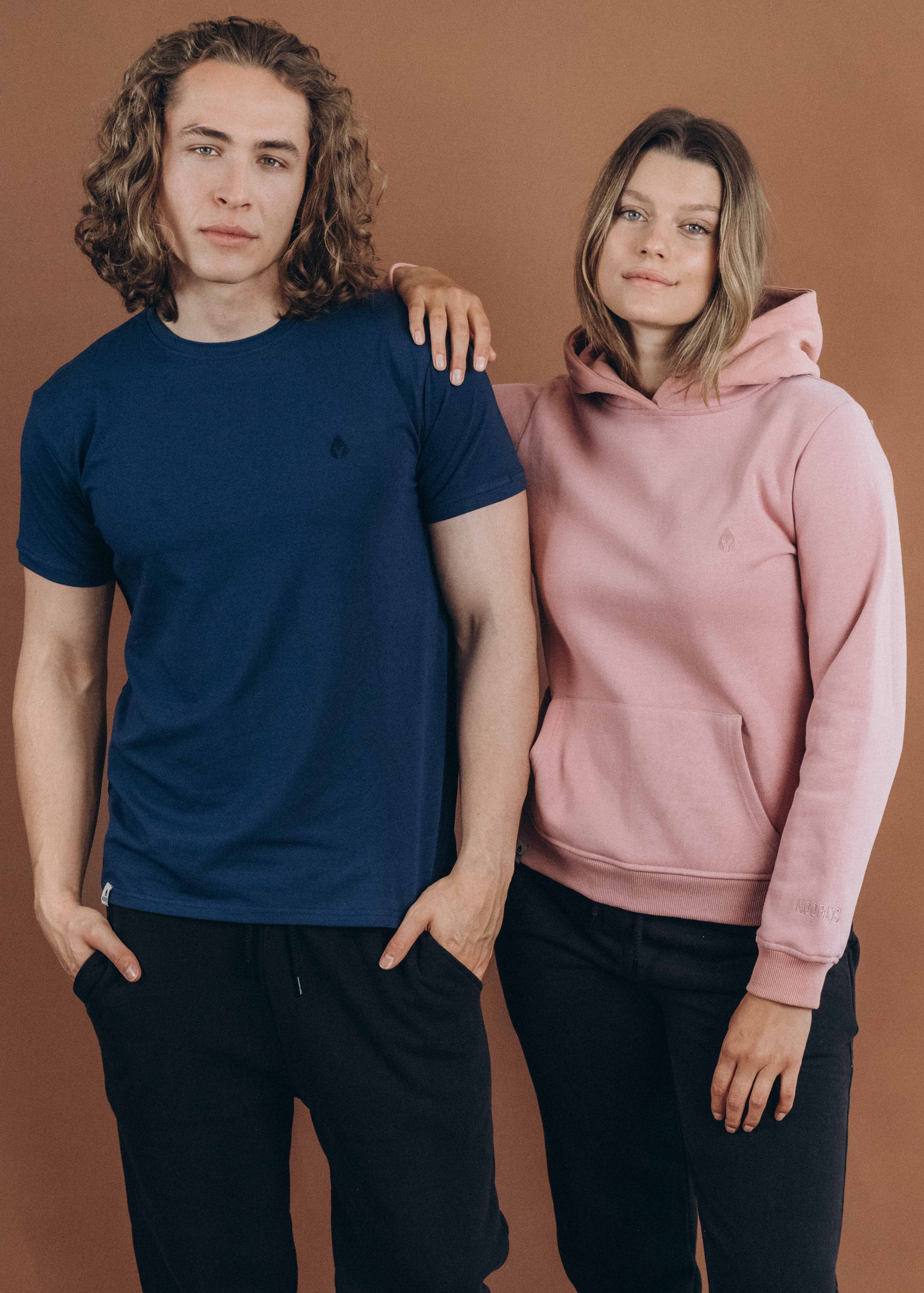 Unser Model Leander ist <strong>194 cm</strong> groß und trägt <strong>Größe XL</strong>.#