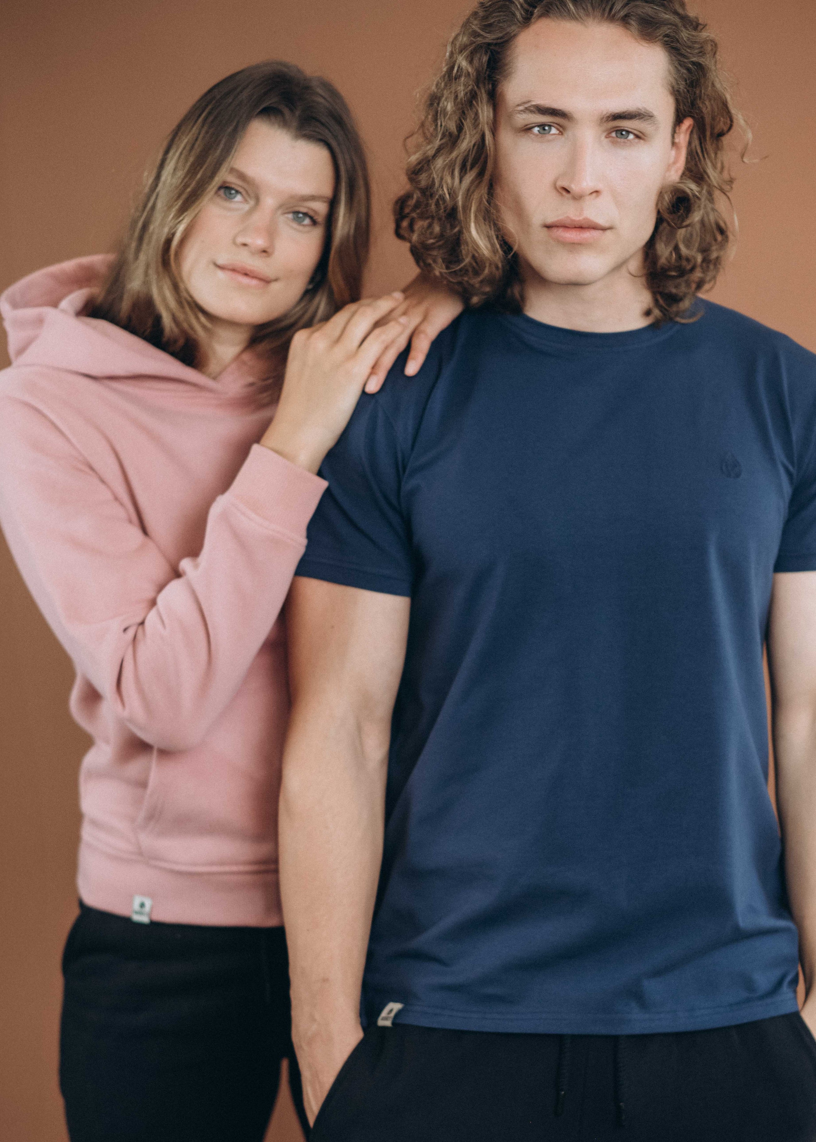 Unser Model Leander ist <strong>194 cm</strong> groß und trägt <strong>Größe XL</strong>.#