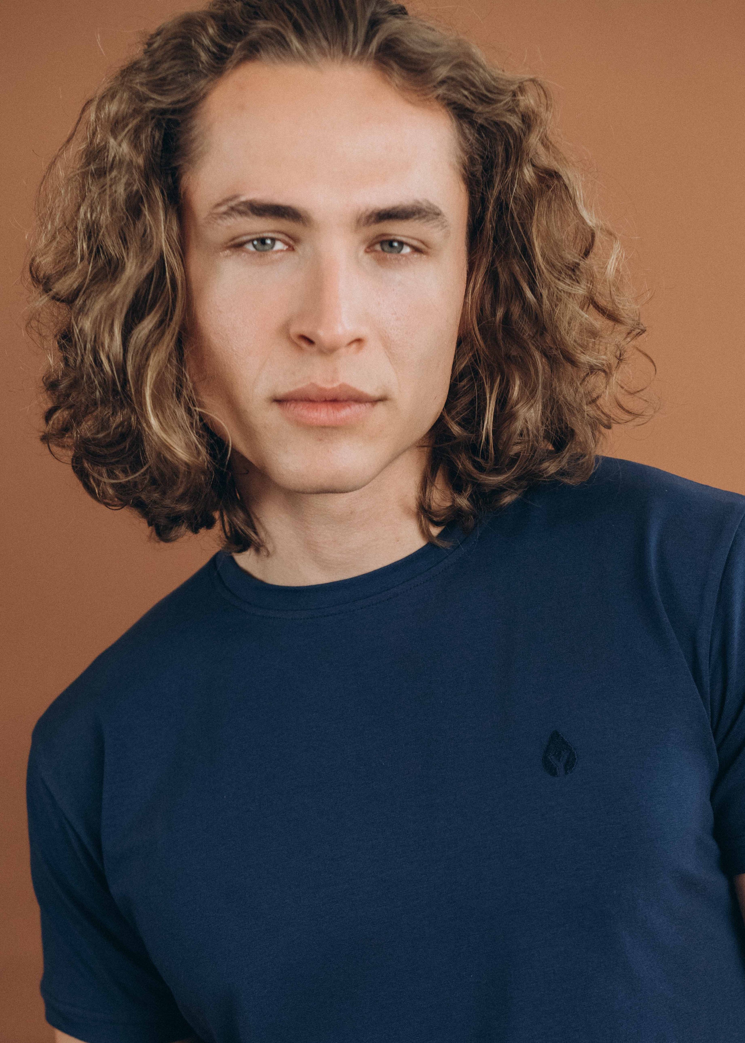 Unser Model Leander ist <strong>194 cm</strong> groß und trägt <strong>Größe XL</strong>.#