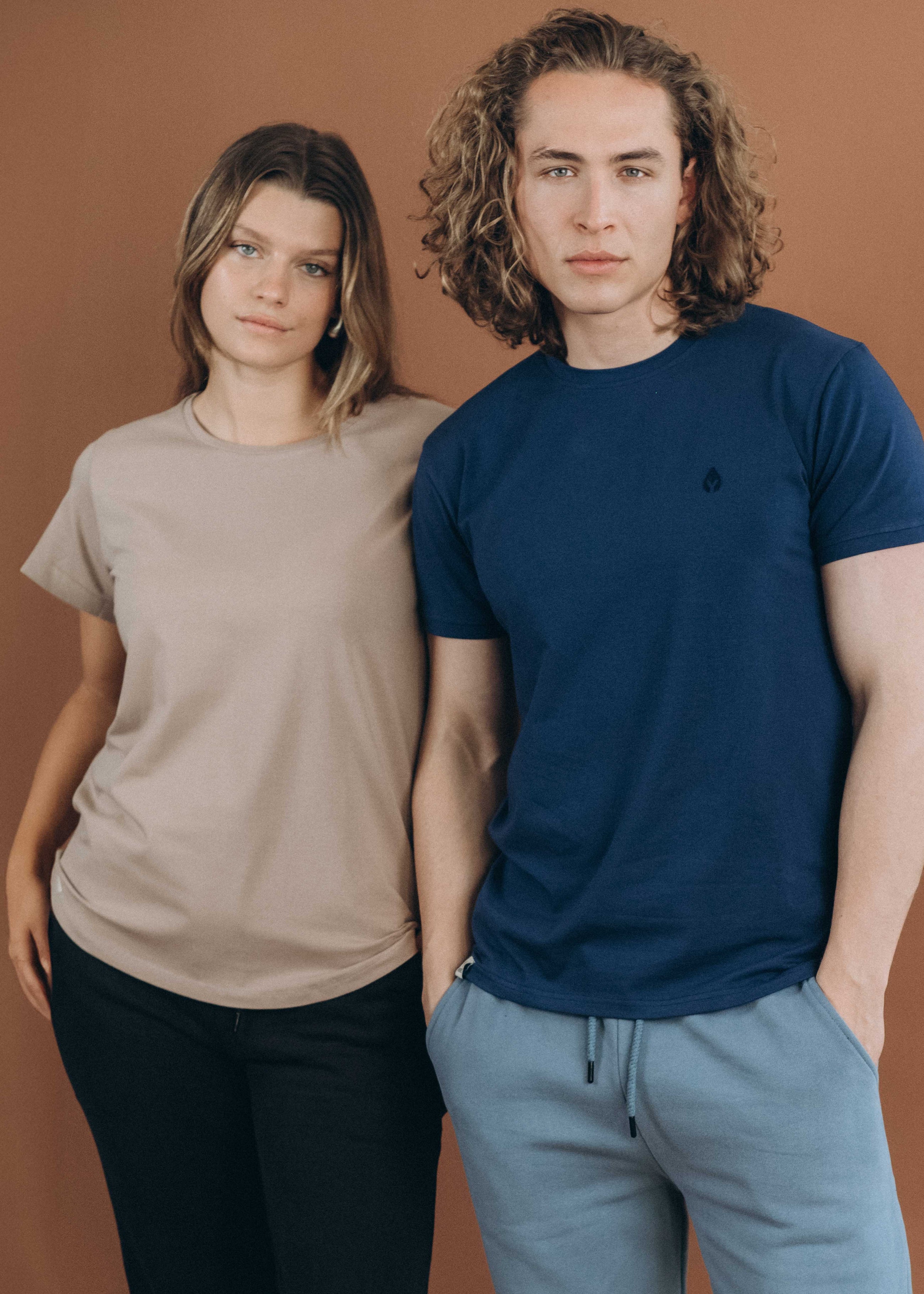 Unser Model Leander ist <strong>194 cm</strong> groß und trägt <strong>Größe XL</strong>.#