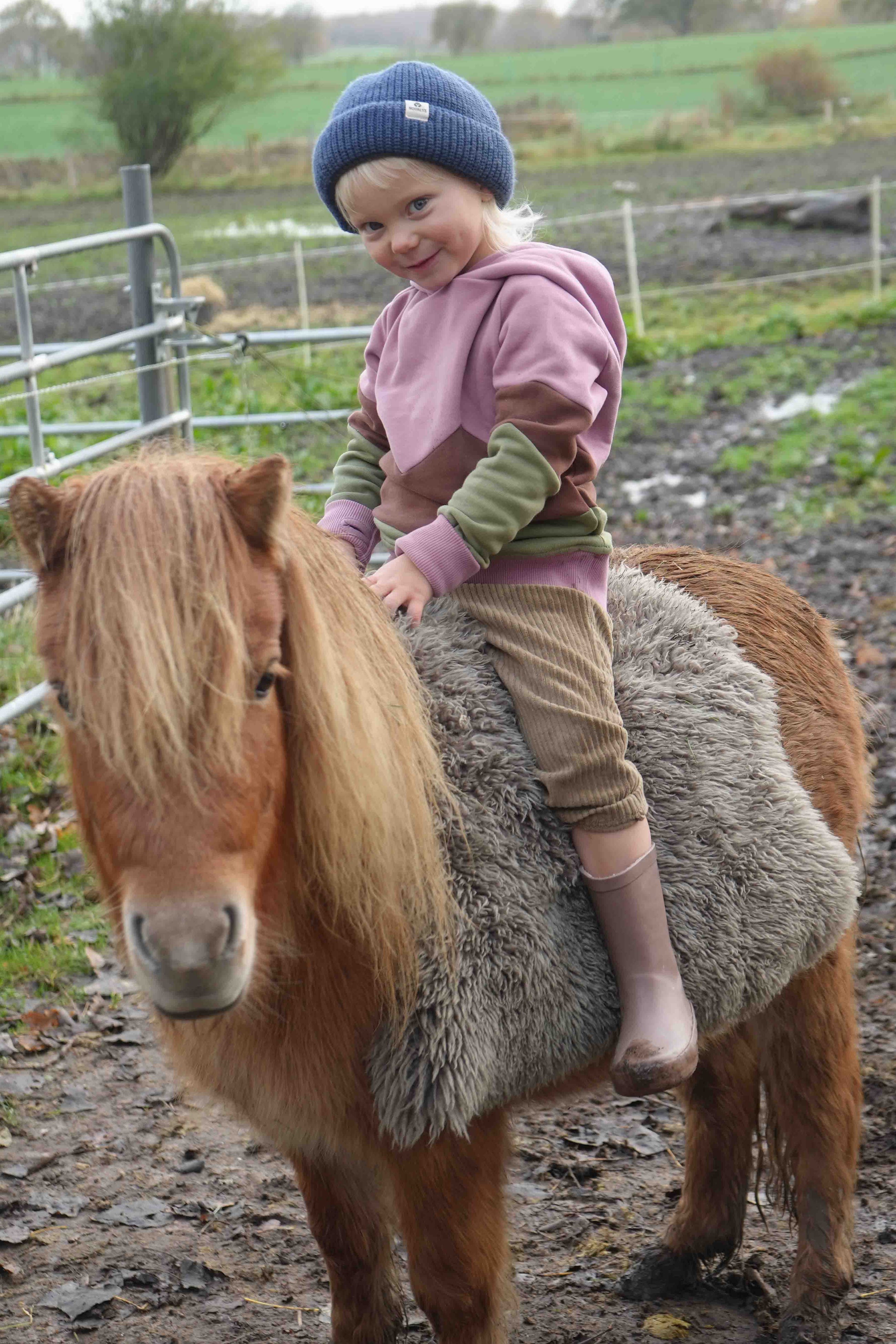 Unser Model Philipa ist <strong>110 cm</strong> groß und trägt <strong>Größe 110-116</strong>.#